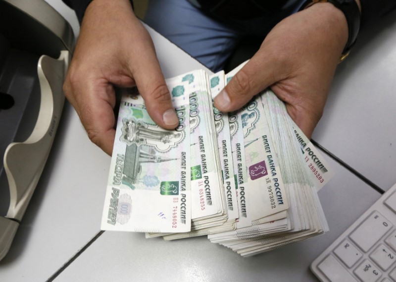 En Russie, les sanctions occidentales font monter les taux et plonger le rouble
