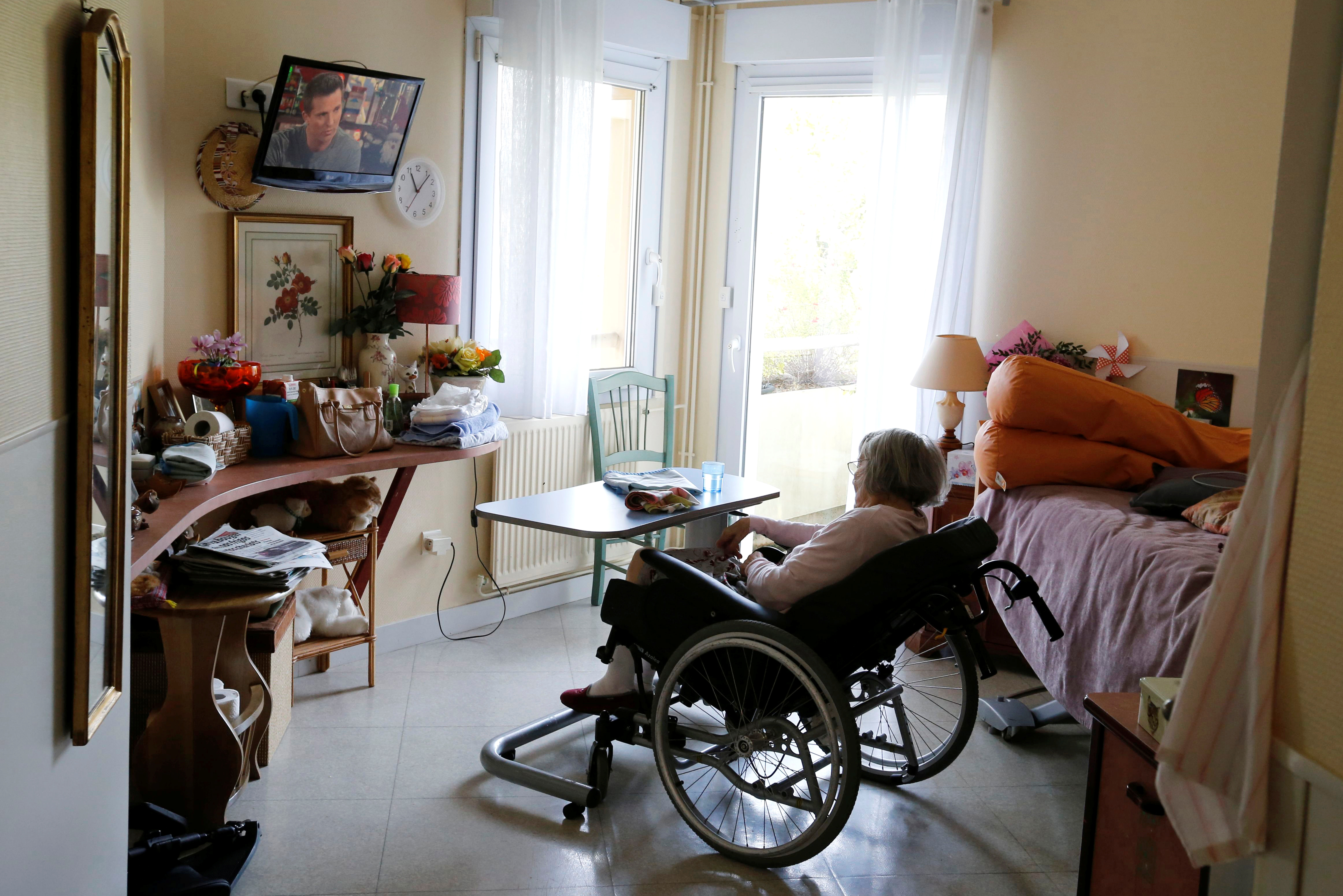 Aides à domicile: le Sénat adopte un tarif plancher à 22 euros l'heure