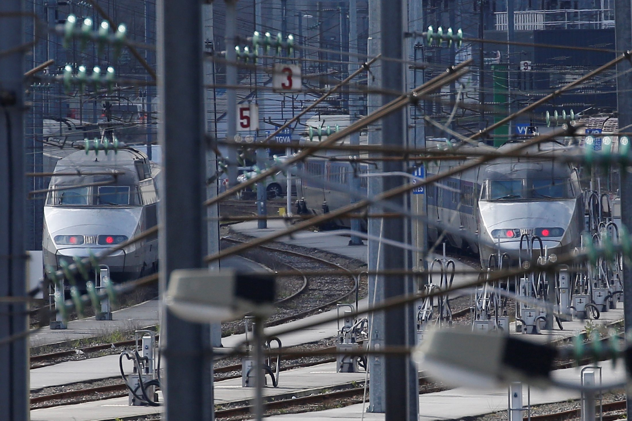 Ferroviaire : l'Etat réfléchit à des moyens complémentaires, alors que la SNCF demande 100 milliards d'euros