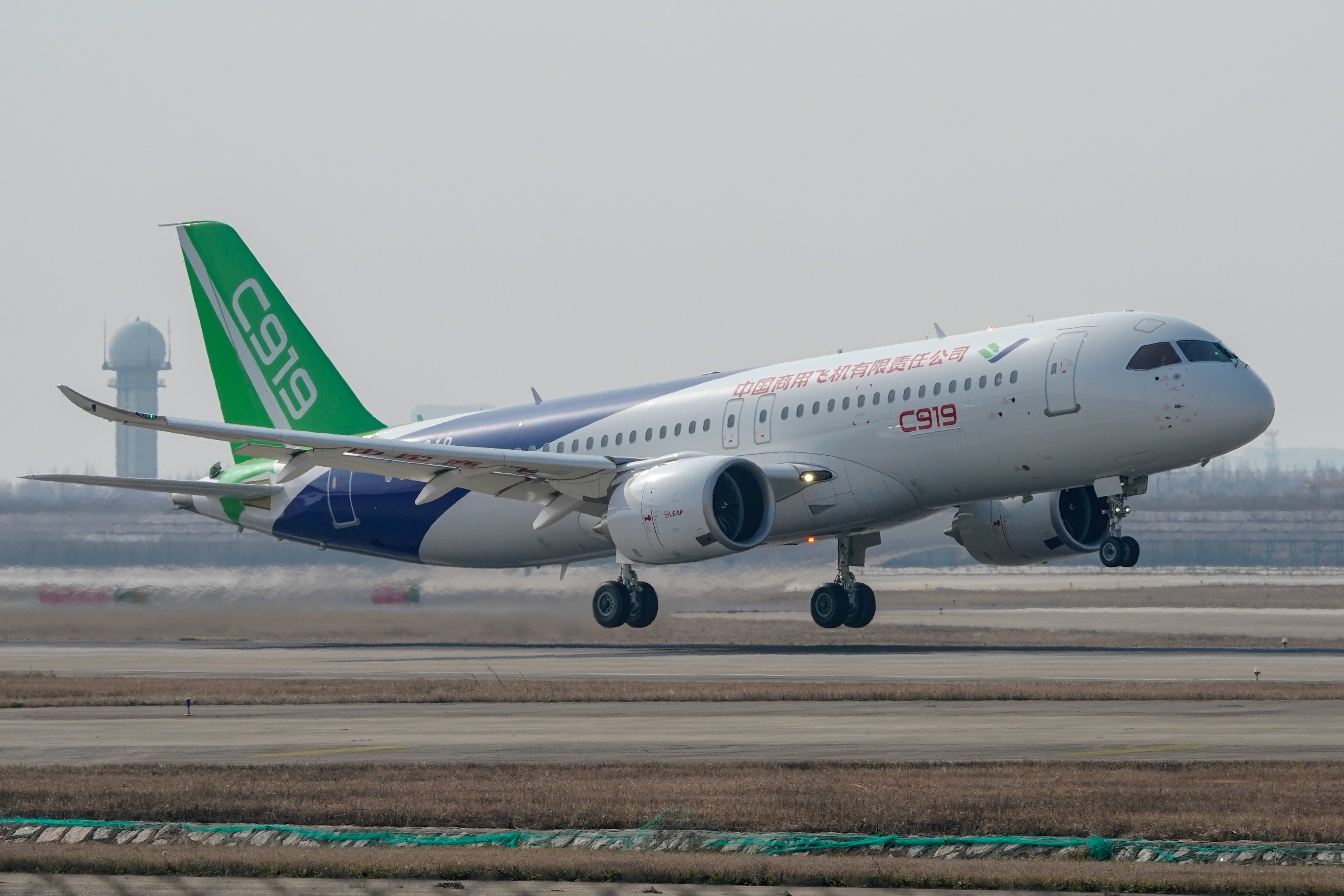 La Chine fait décoller le C919, son premier avion de ligne concurrençant Airbus et Boeing