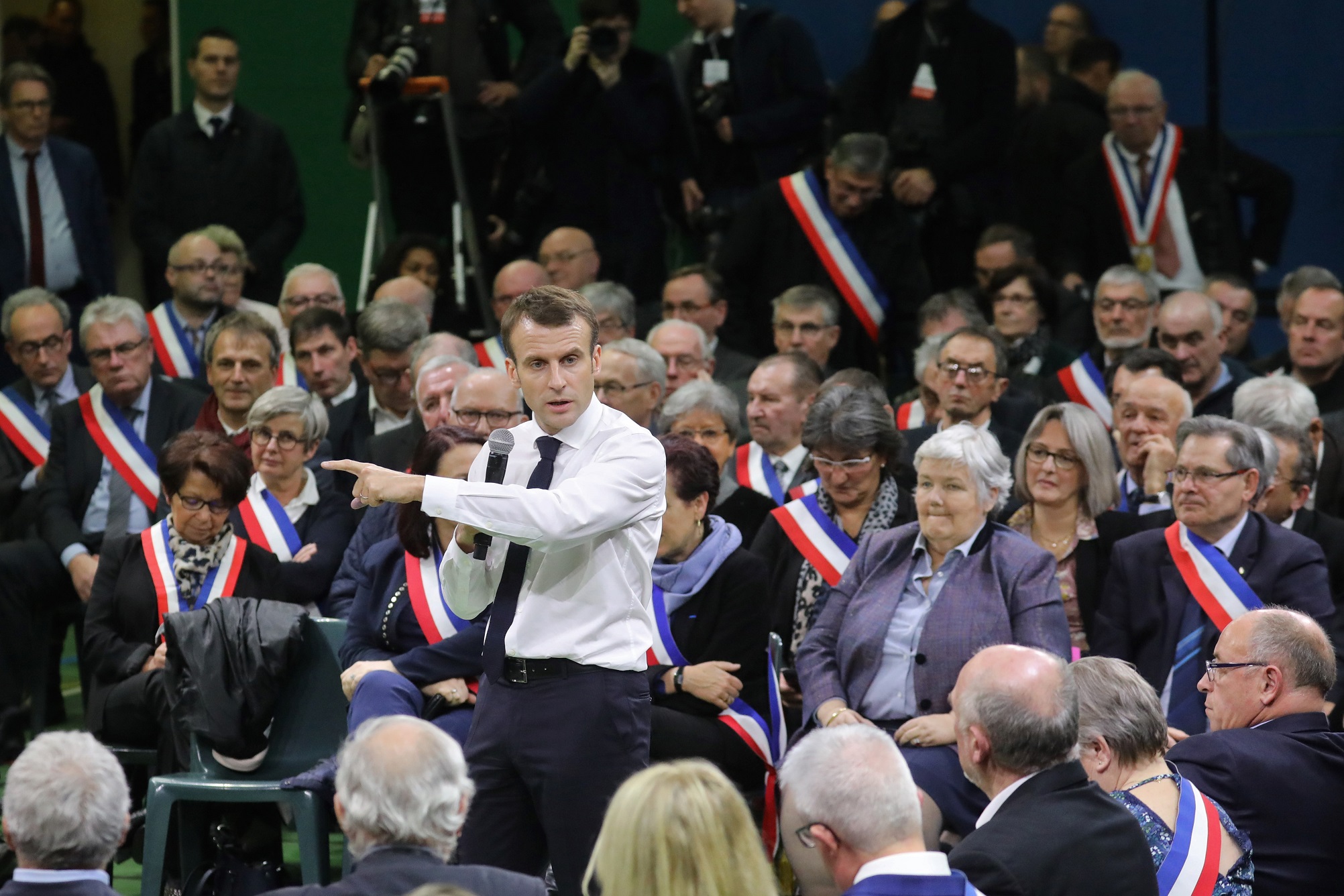 Décentralisation: Macron rejoue le grand débat national