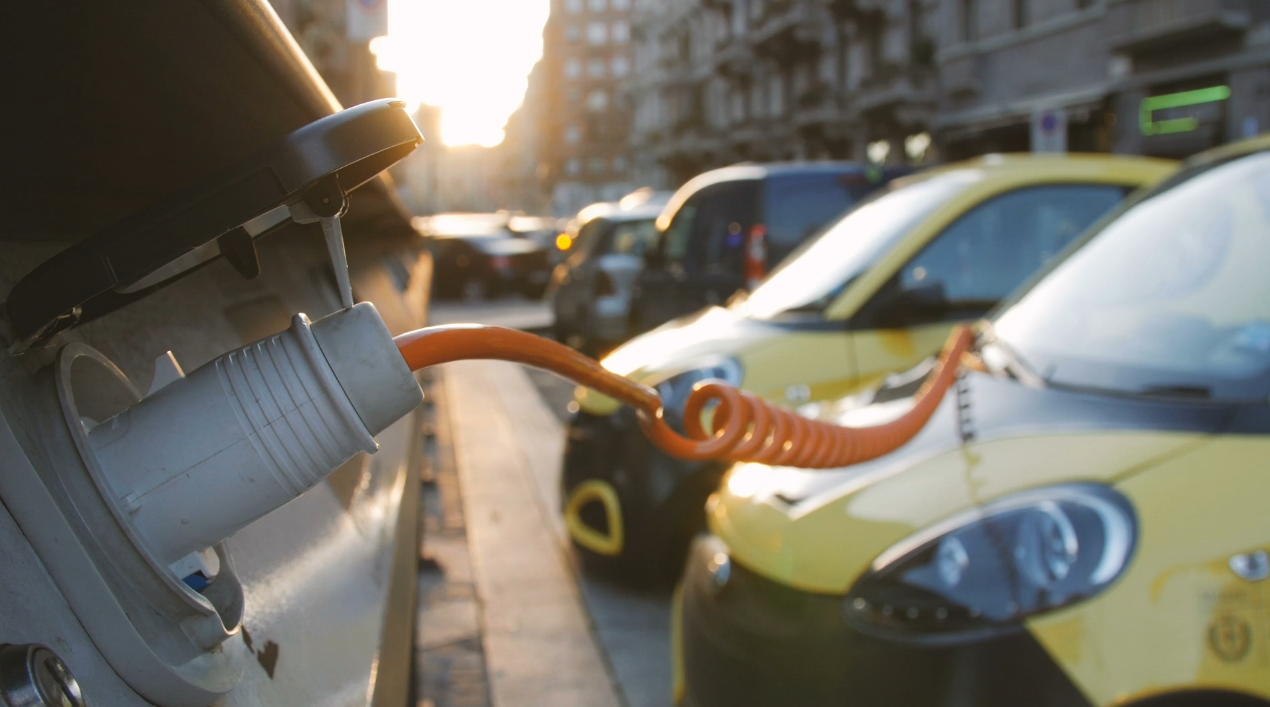 Une voiture électrique pour 100 euros par mois : ce que l'on sait de ce dispositif