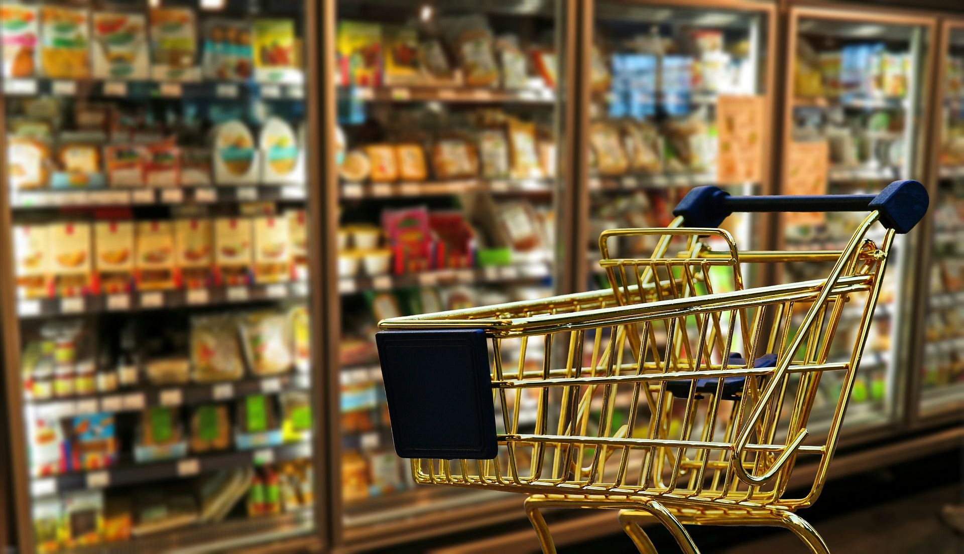 Inflation : les prix des aliments s'envolent, les consommateurs achètent moins, et moins cher