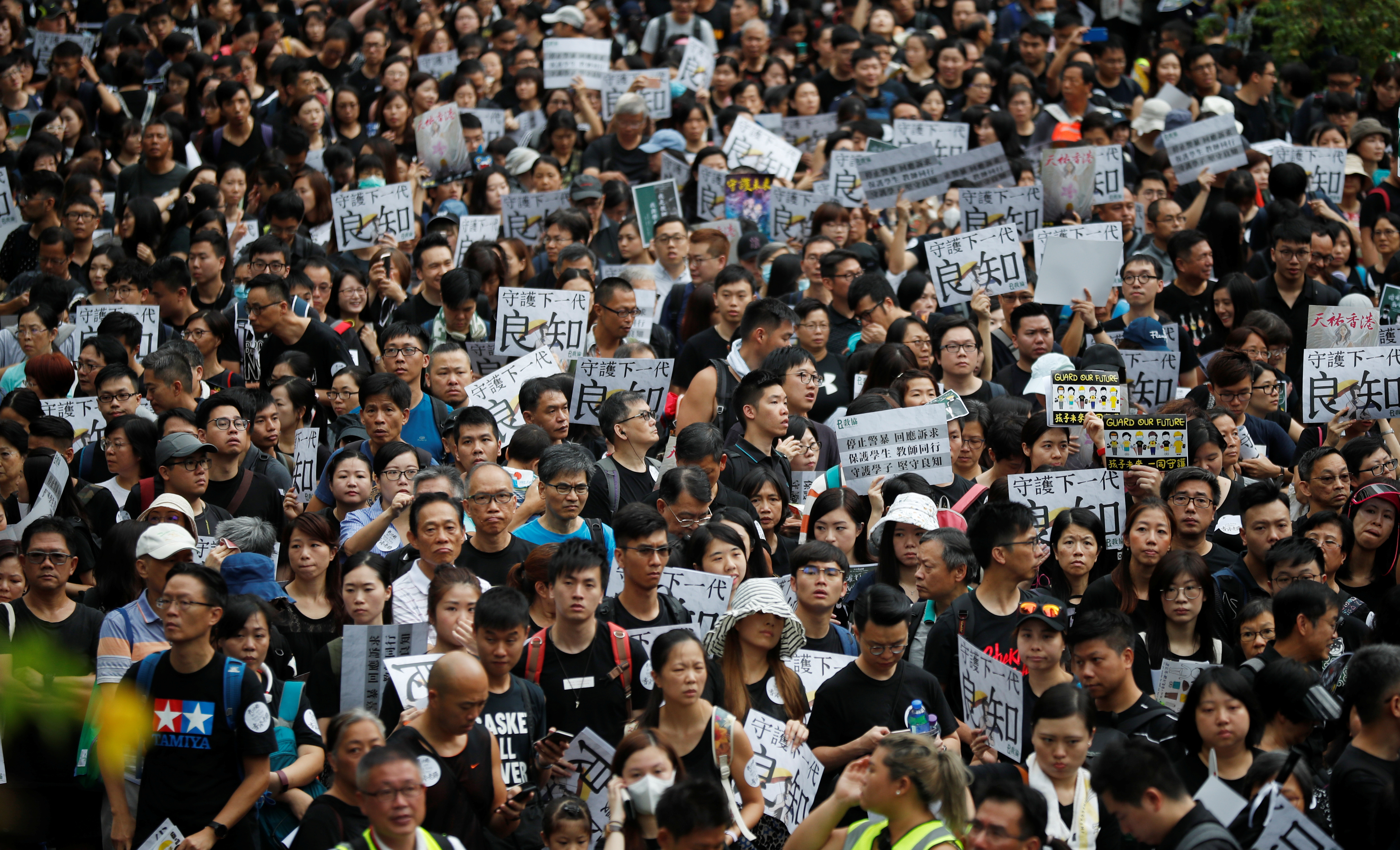 Hong Kong : manifestation monstre attendue dimanche après celles de samedi