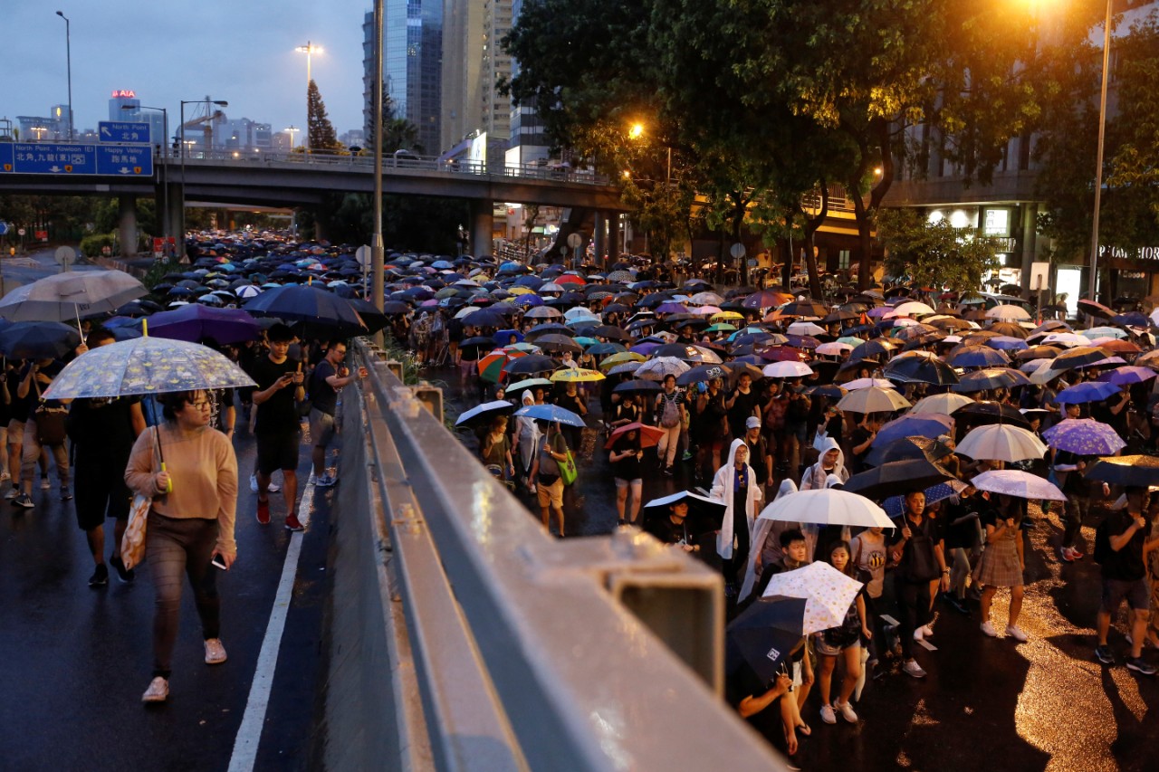 Hong Kong: une nouvelle manifestation réunit des dizaines de milliers de gens