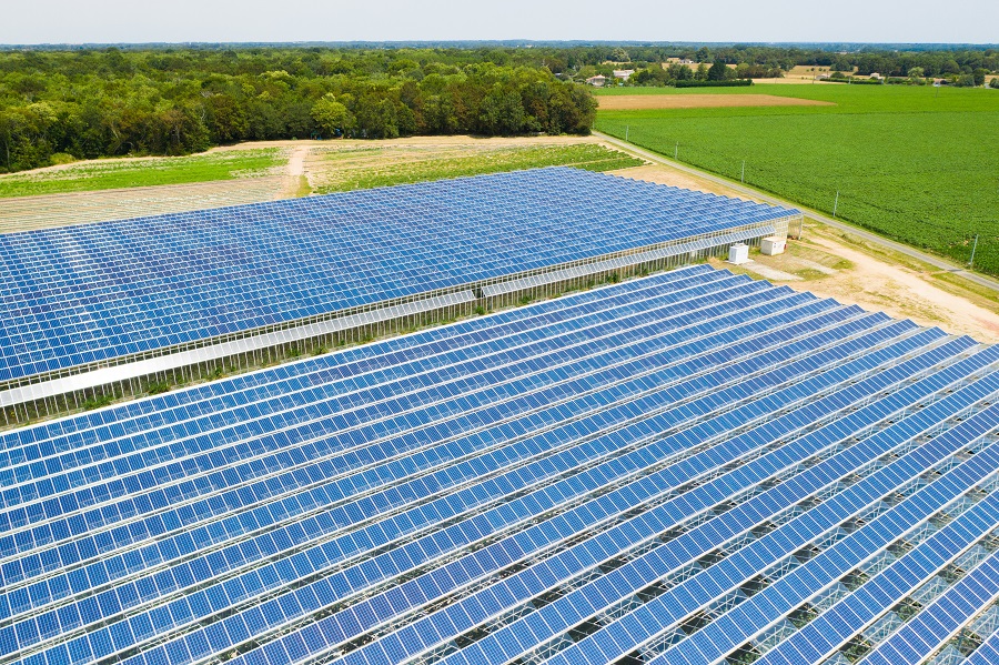 Énergie : face au géant chinois, l'Europe compte relocaliser ses panneaux solaires