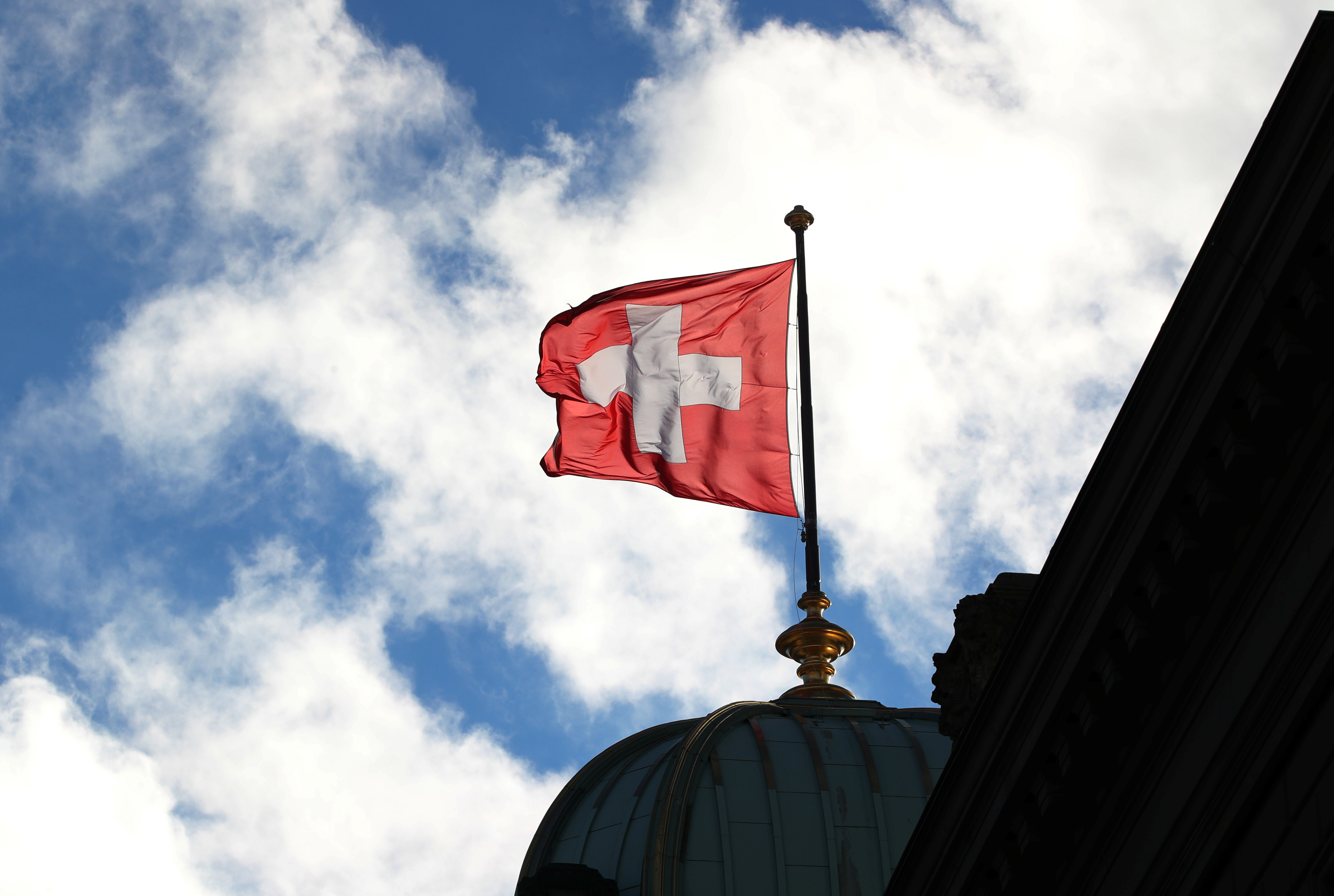 Immigration : les Suisses vont voter sur la fin de la libre circulation avec l'UE