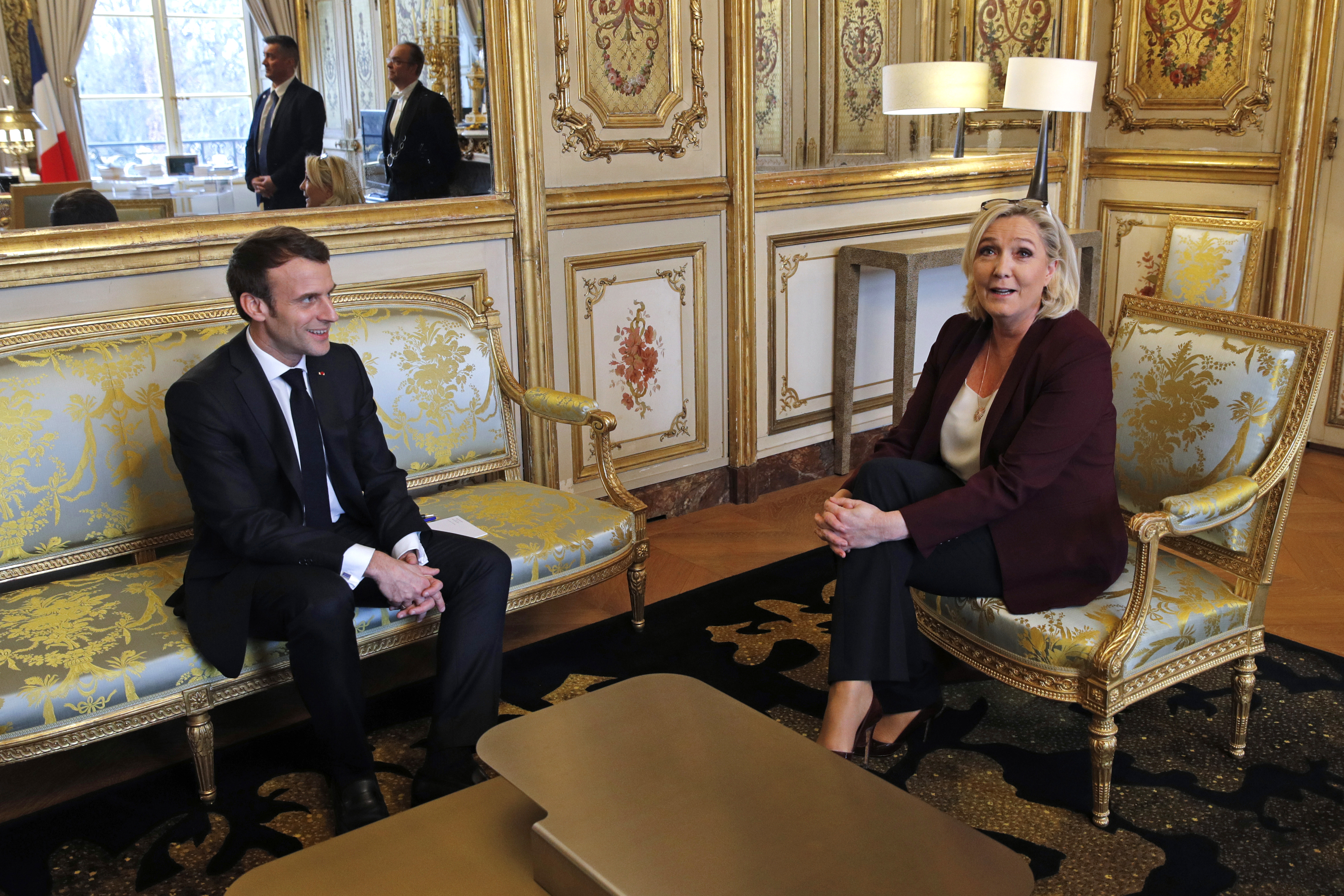 Marine Le Pen joue la force tranquille et ses concurrents travaillent pour elle