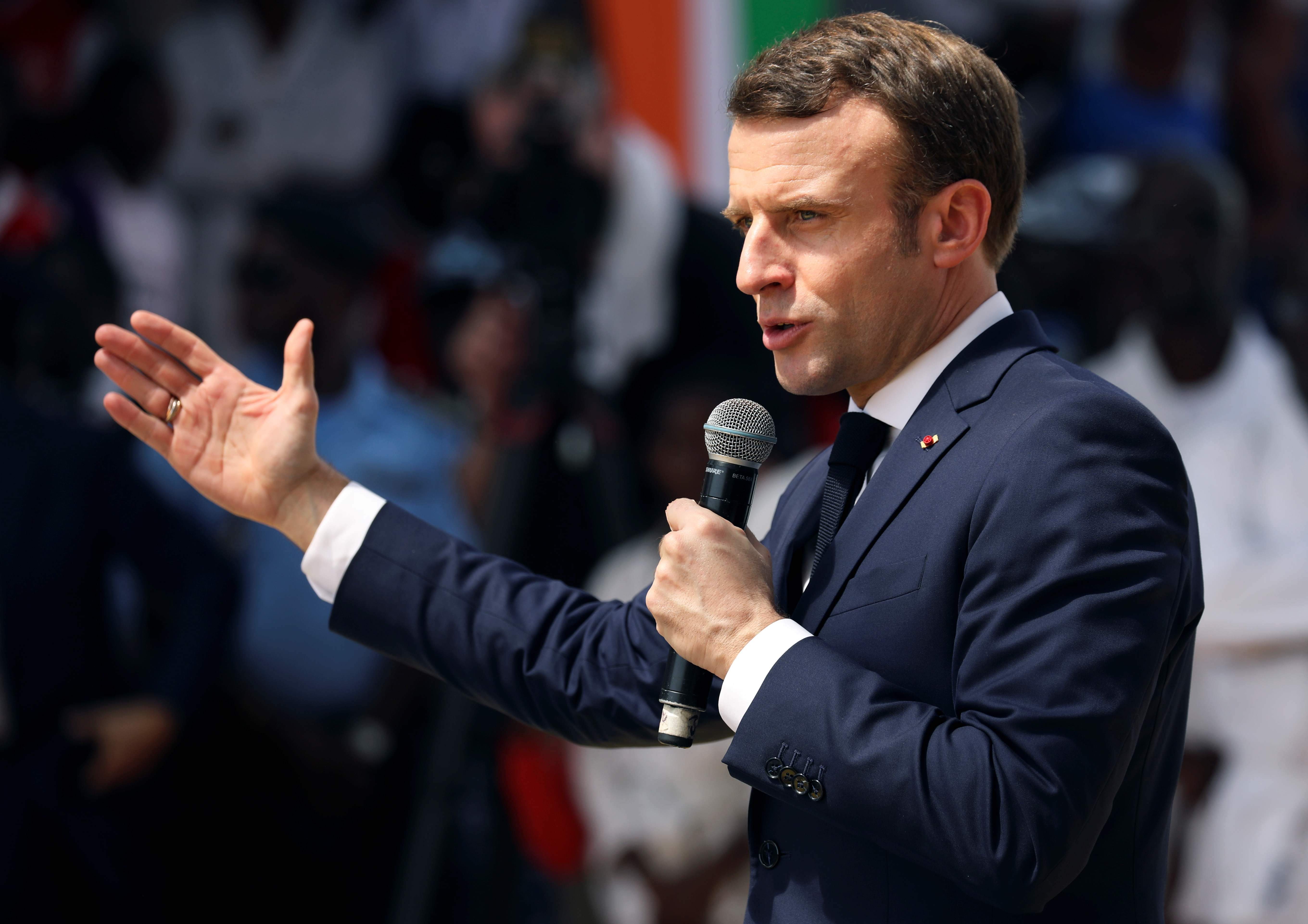Retraites: Macron fait sa rentrée lundi pour une semaine à haut risque
