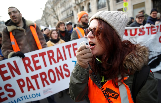Retraites : plusieurs milliers de manifestants battent le pavé