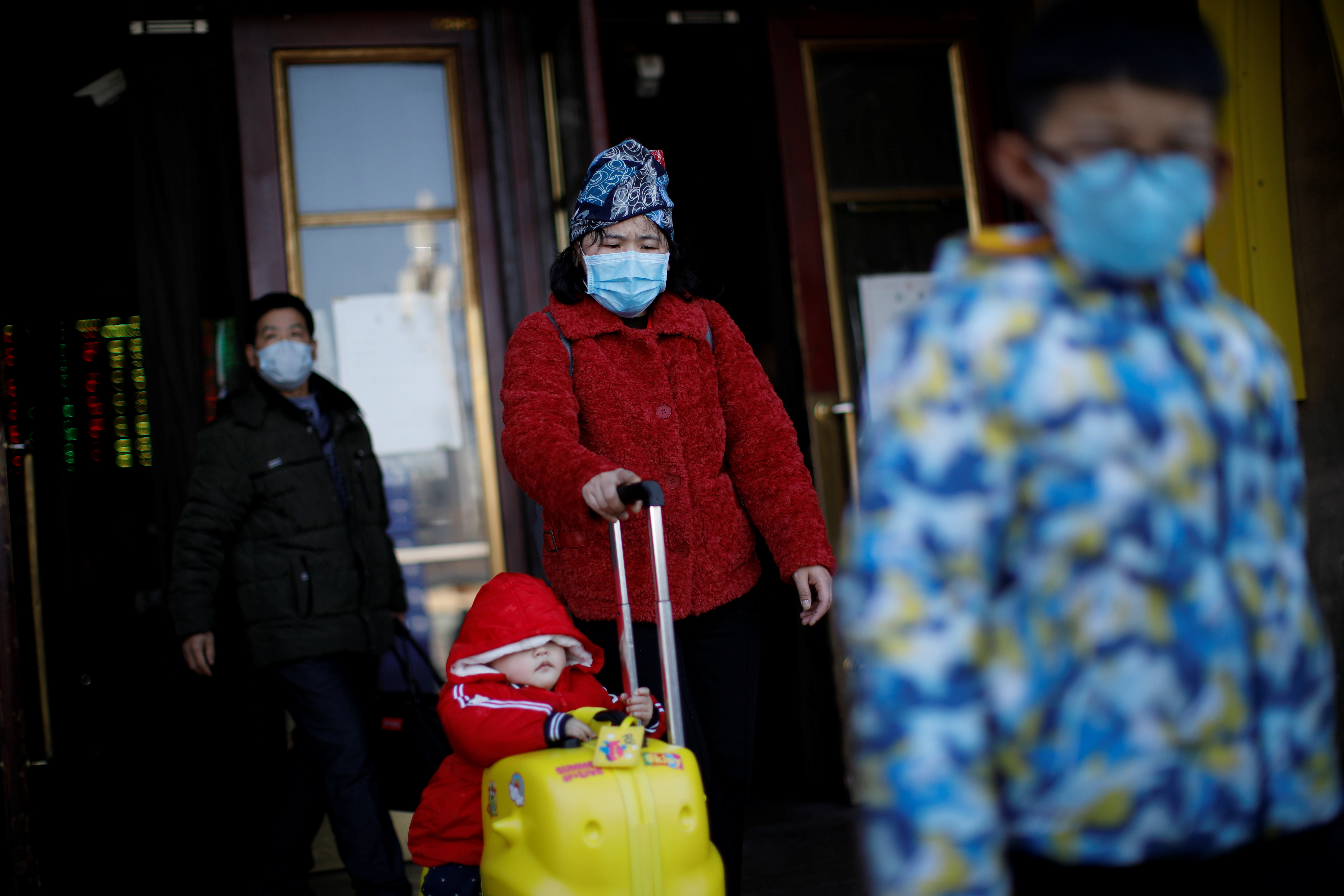 Coronavirus : le bilan s'alourdit à 170 morts, les Français quittent Wuhan