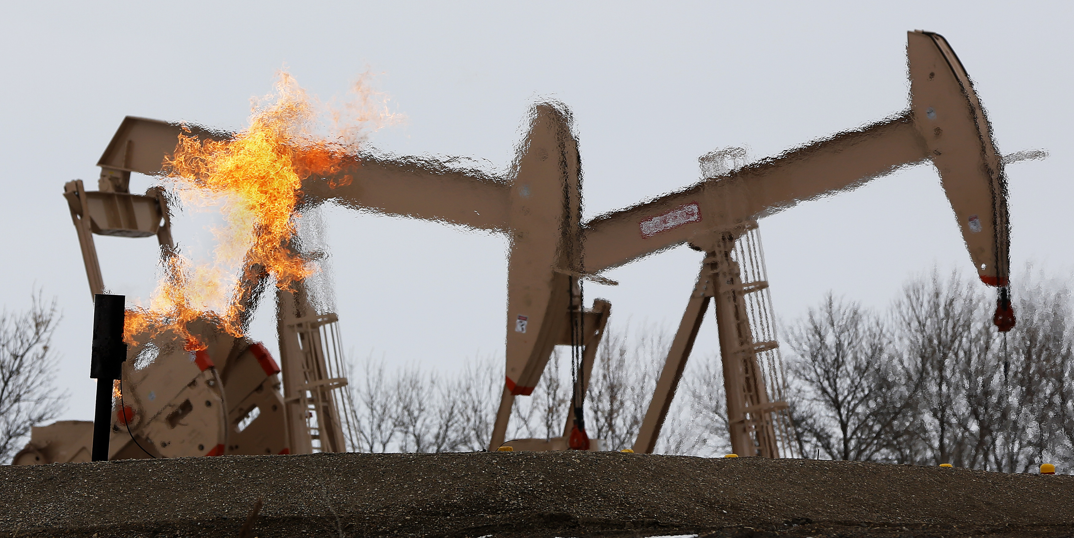 Le pétrole en forte baisse, le marché suspendu à la décision de la Russie