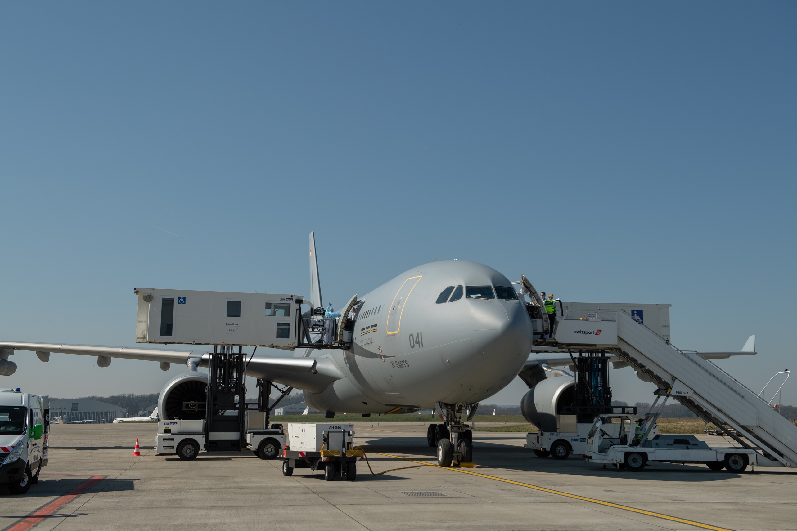 Covid-19 : premières évacuations de malades par le service de santé des armées en A330 MRTT