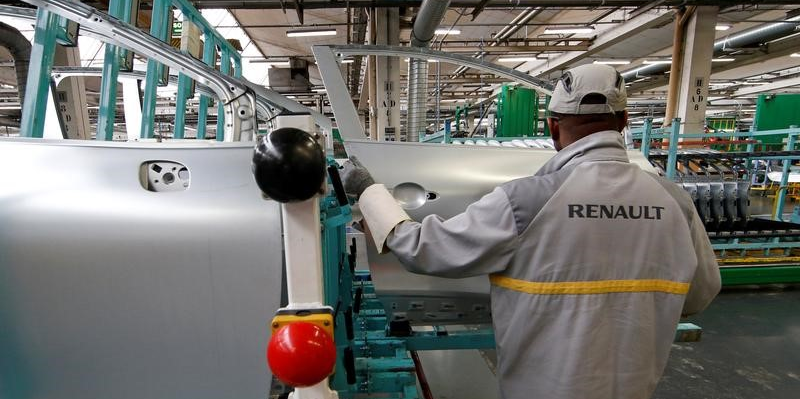Renault, Toyota... Faut-il déjà rouvrir les usines automobiles ?