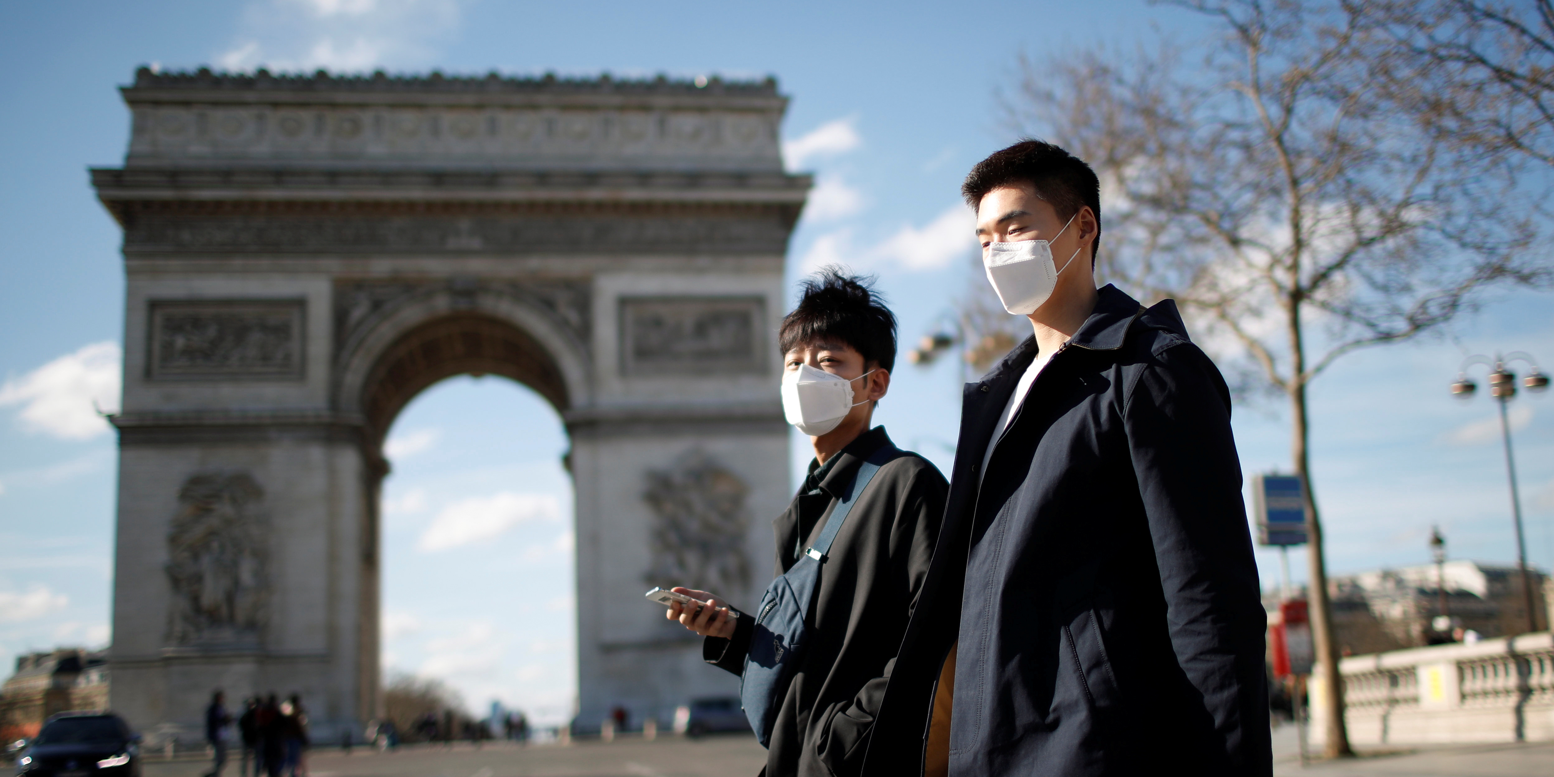 La France vit son dernier jour de confinement avec appréhension