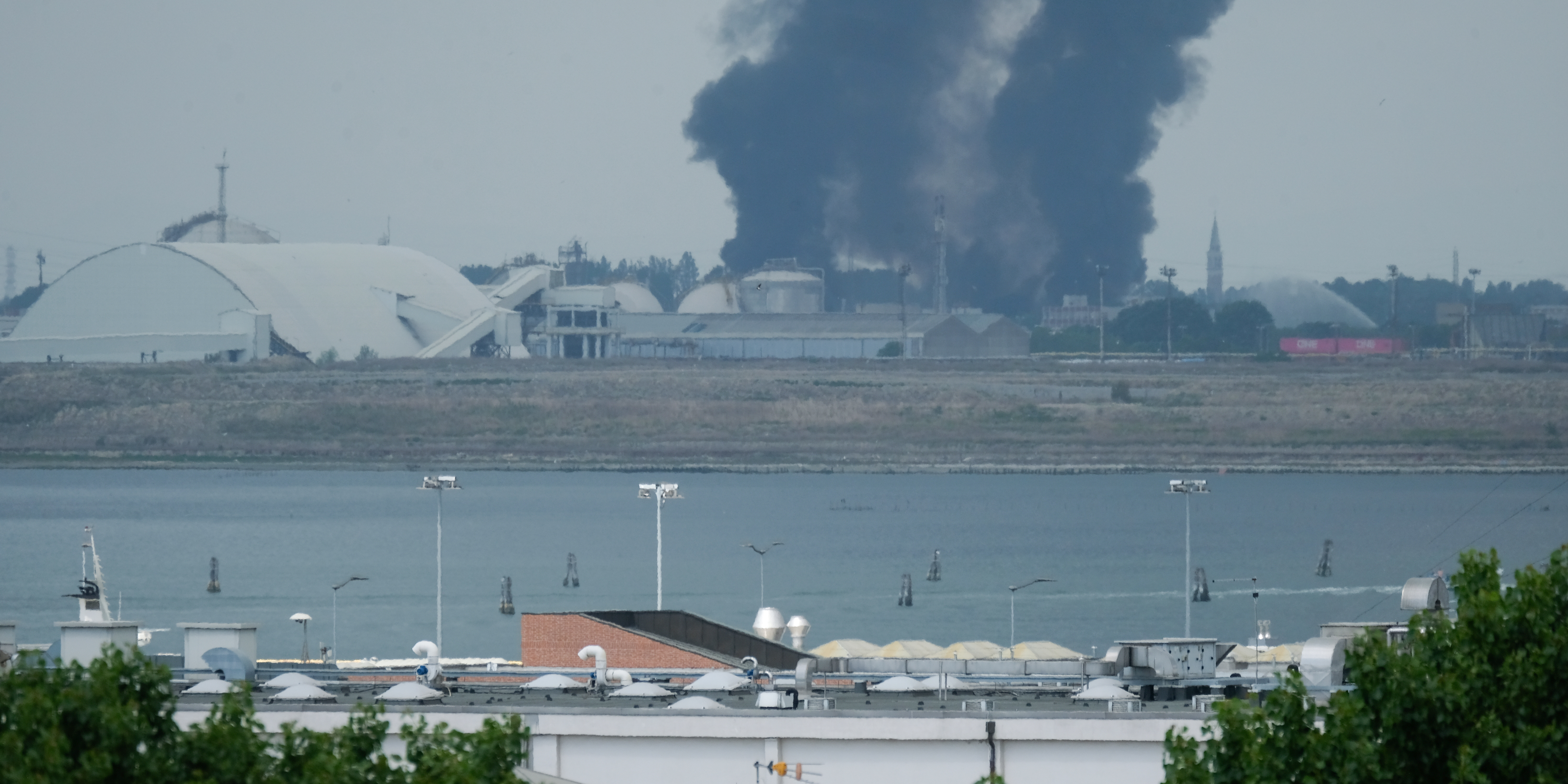 Incendie dans une usine chimique à côté de Venise: les Vénitiens à nouveau confinés à cause des fumées toxiques