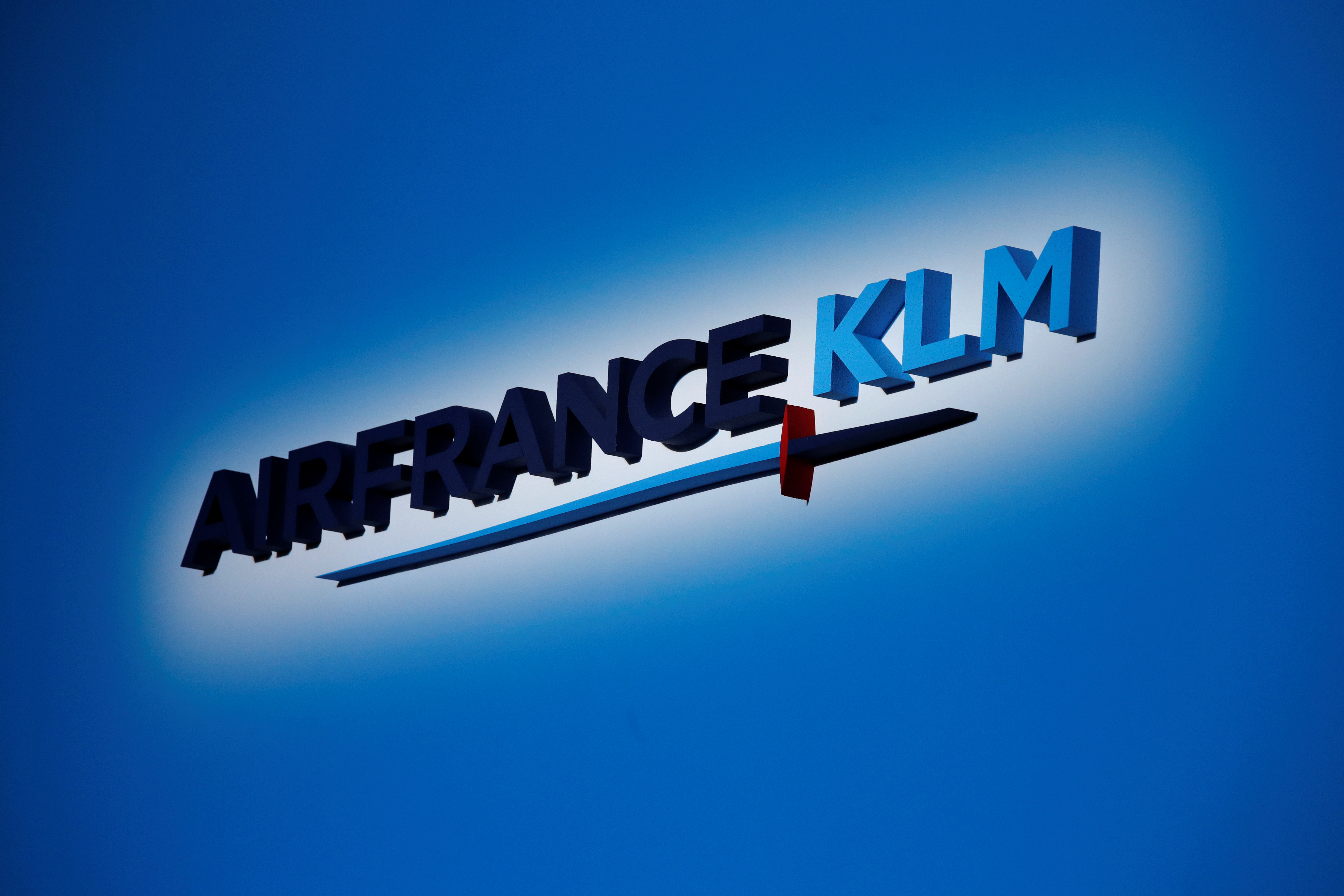 Après une année noire, Air France-KLM mise sur le vaccin pour une reprise à partir d'avril