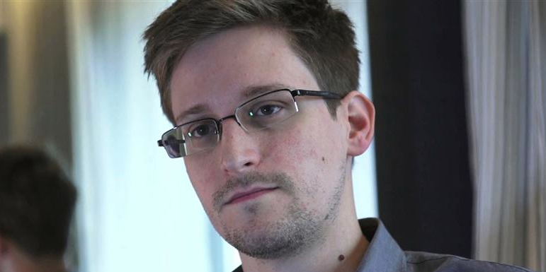 Donald Trump dit envisager de gracier Edward Snowden