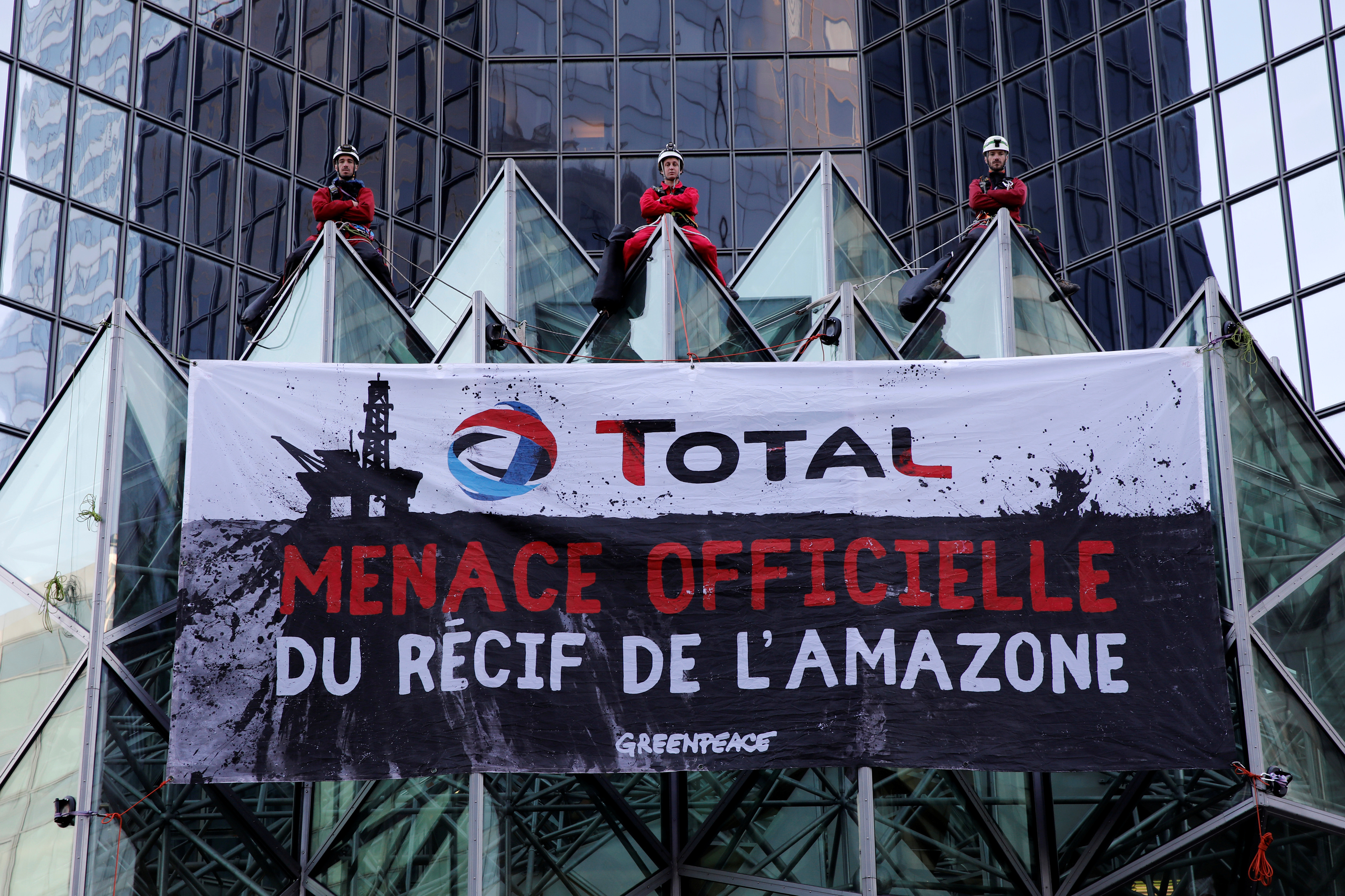 Pétrole: Greenpeace met la pression sur Total qui renonce à forer le Récif de l'Amazone (Brésil)