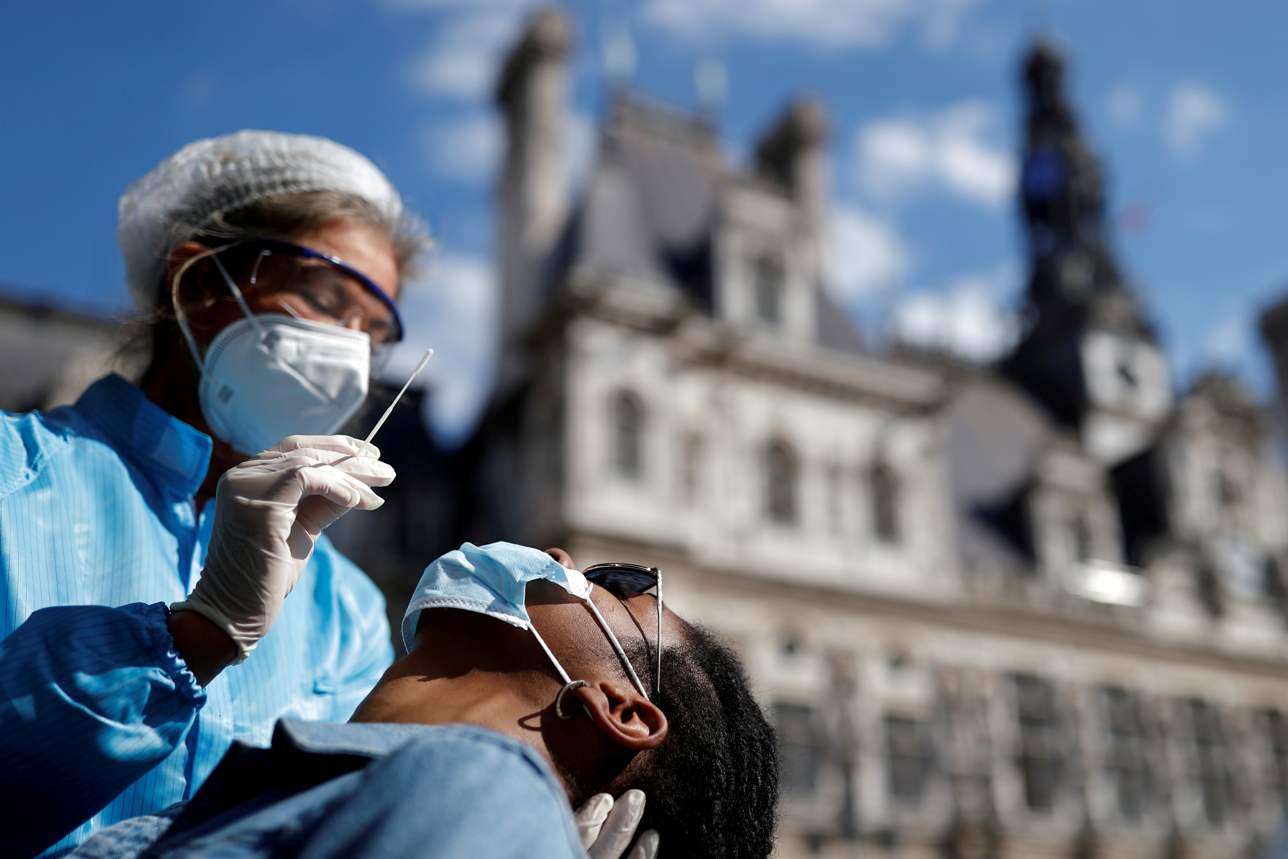 Covid-19 : le virus circule toujours aussi intensément en France
