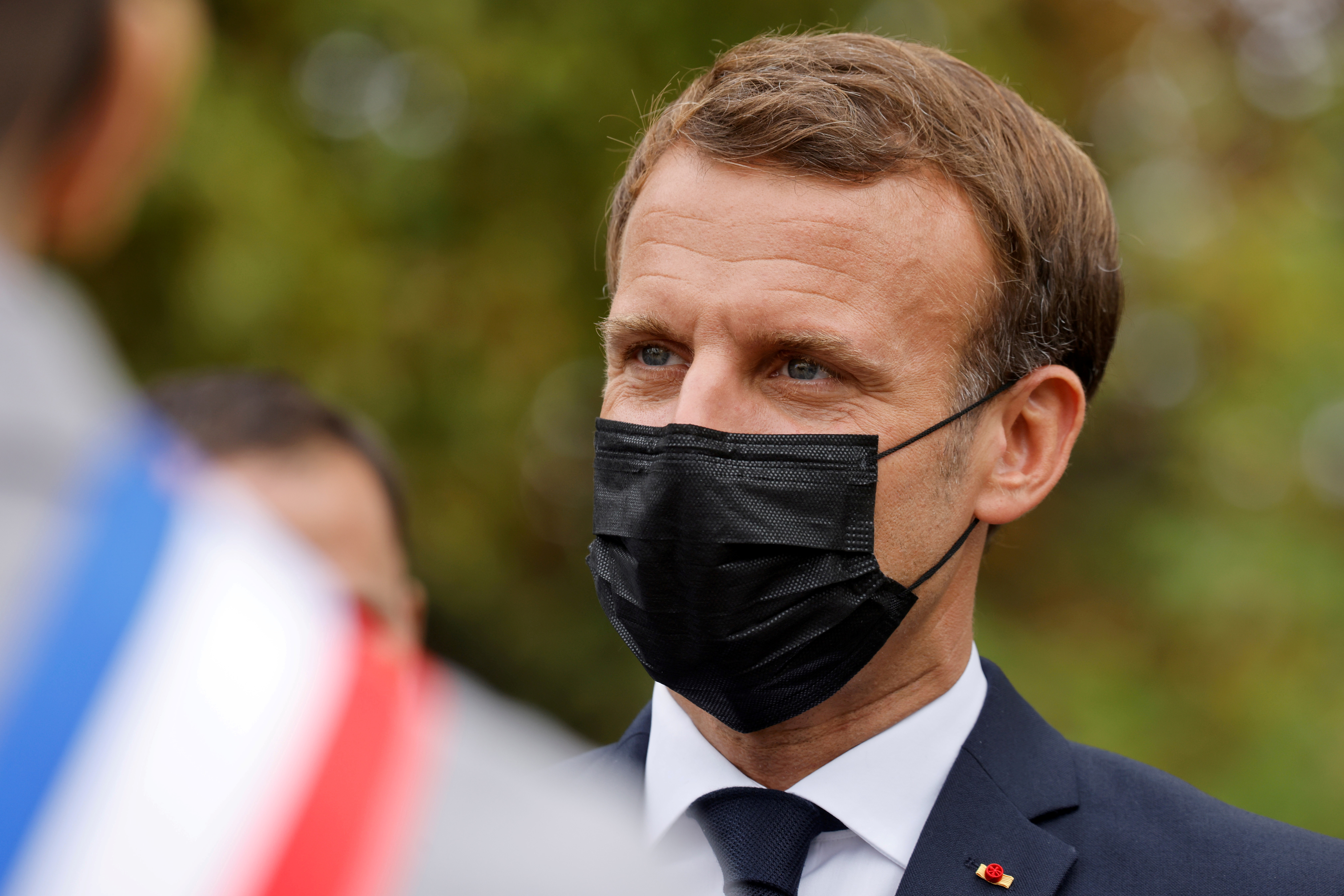 Entre la crise sanitaire et la relance, le dilemme périlleux de Macron