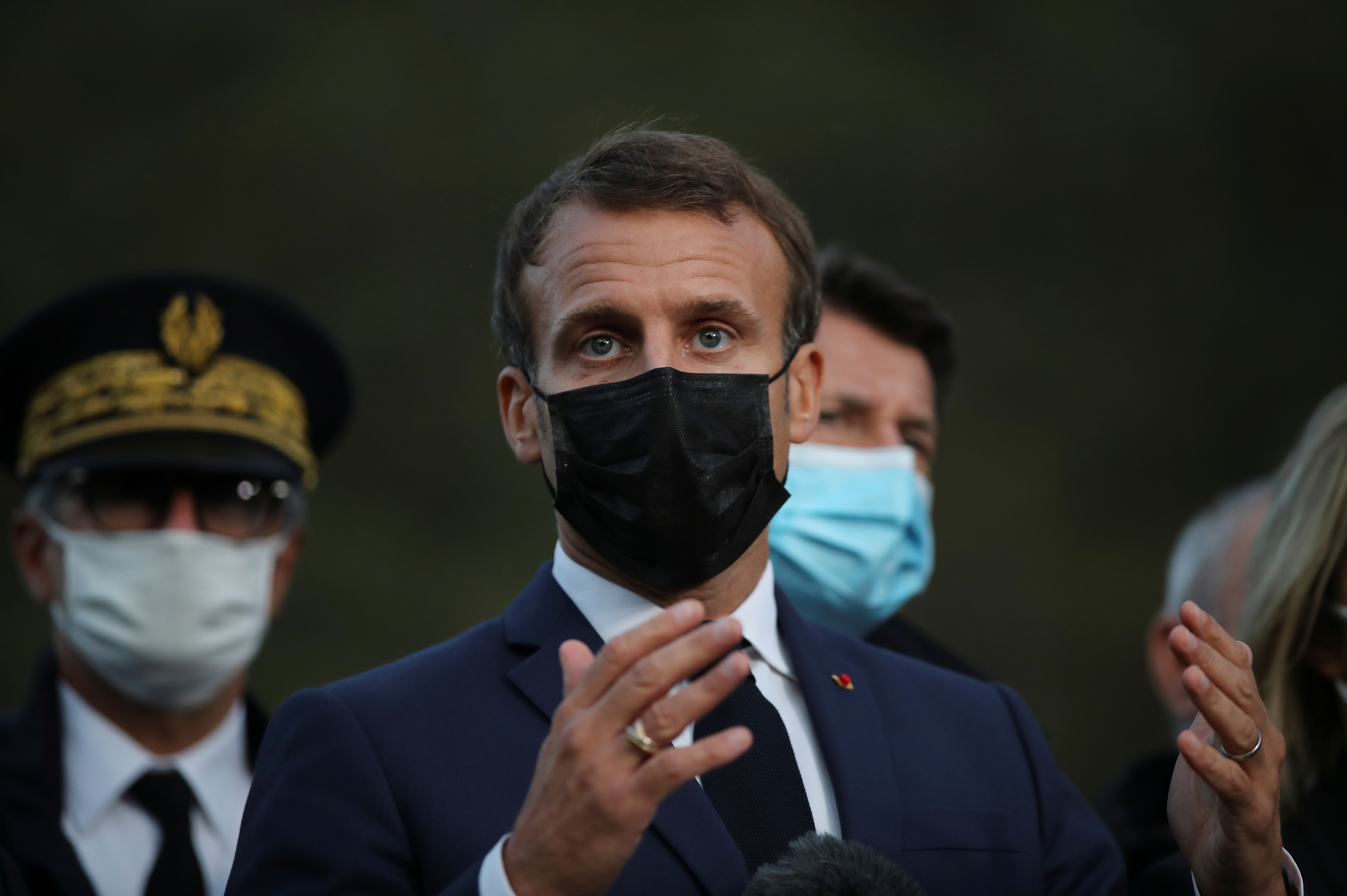Emmanuel Macron annonce des couvre-feux à Paris et dans huit métropoles entre 21h et 6 heures