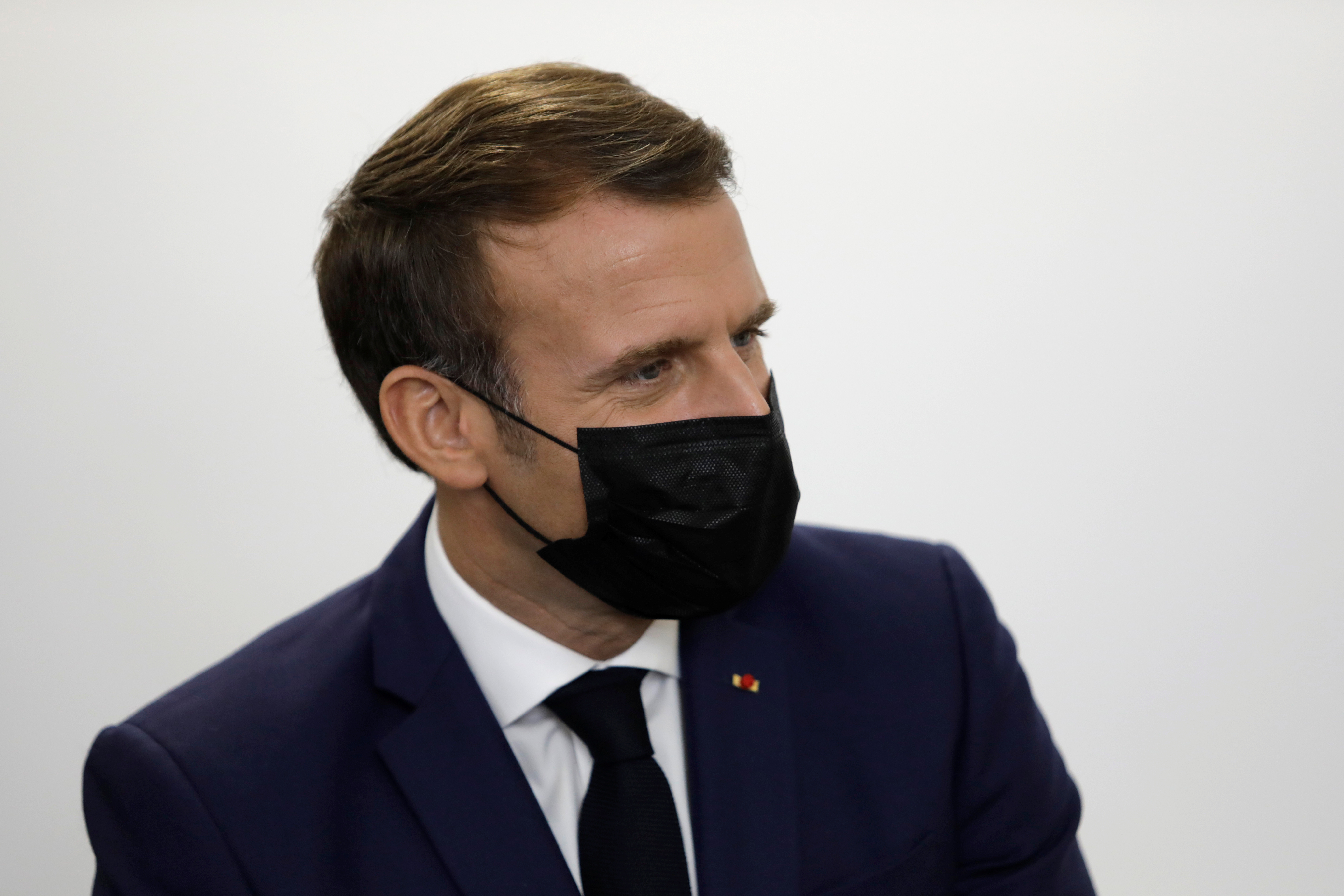 Vers de nouvelles restrictions? Emmanuel Macron face au risque sanitaire et économique