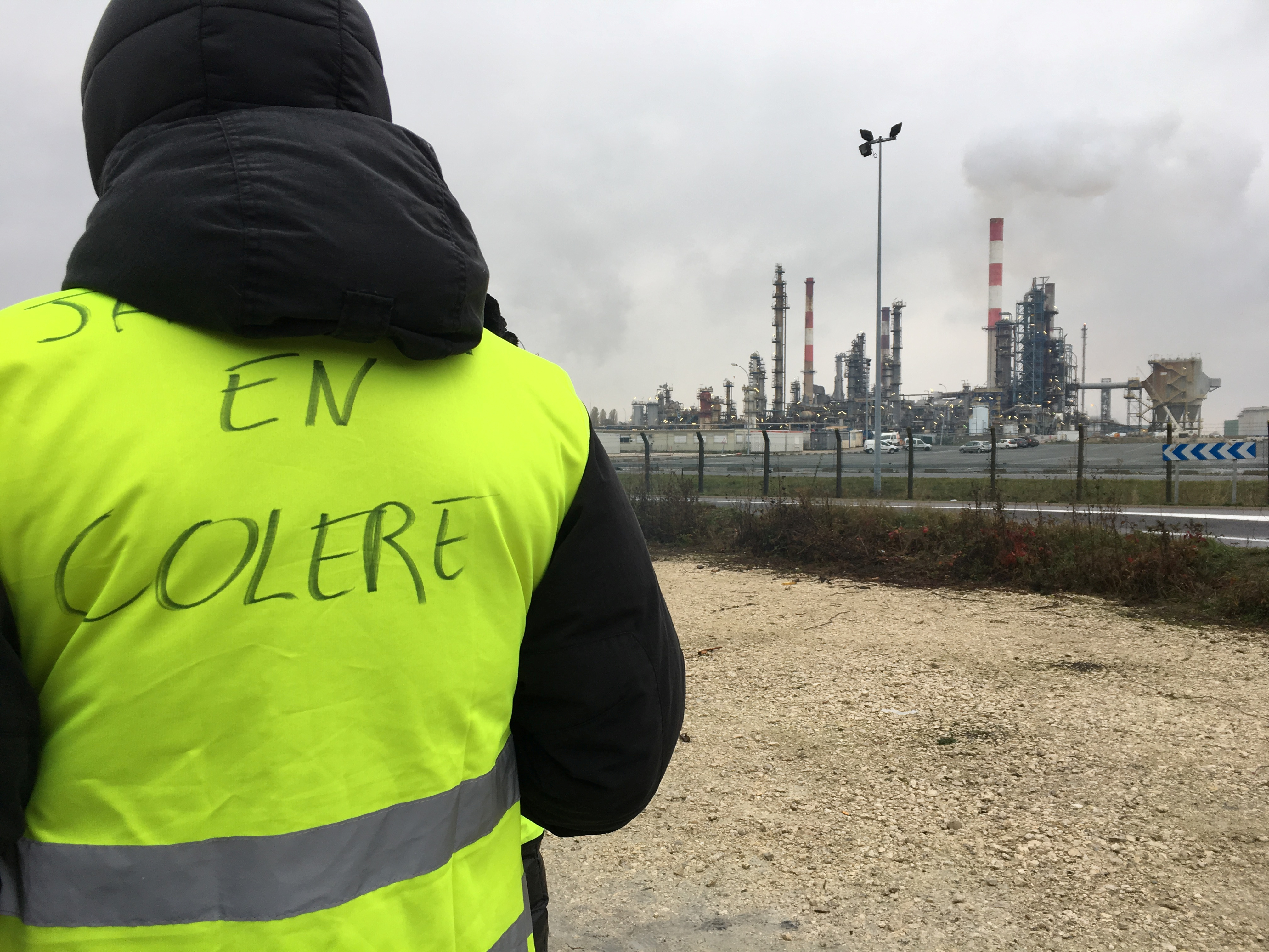 Total veut supprimer le raffinage à Grandpuits: des salariés bloquent le dépôt de carburant