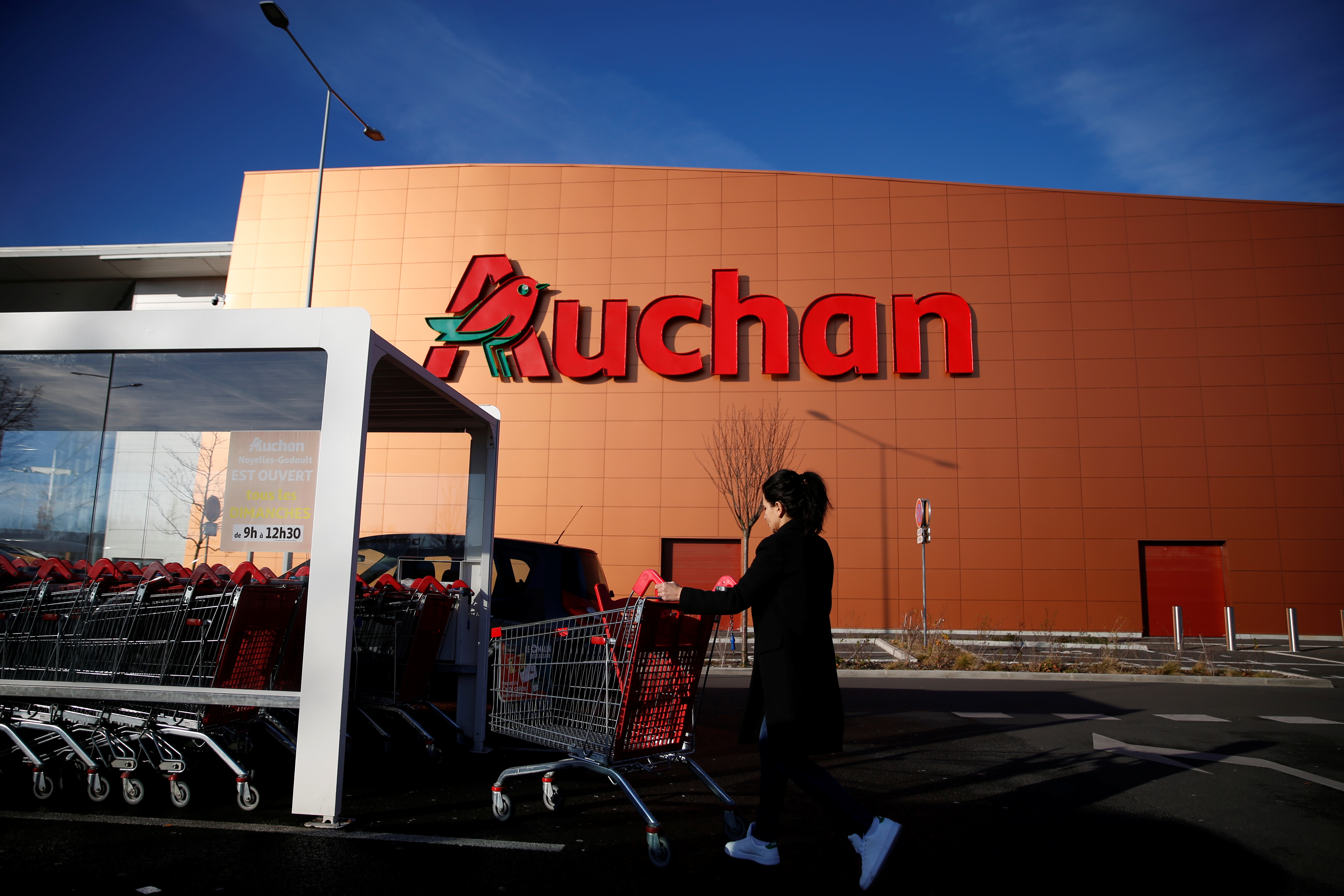 Grande distribution : Auchan relance son projet de rachat de Carrefour