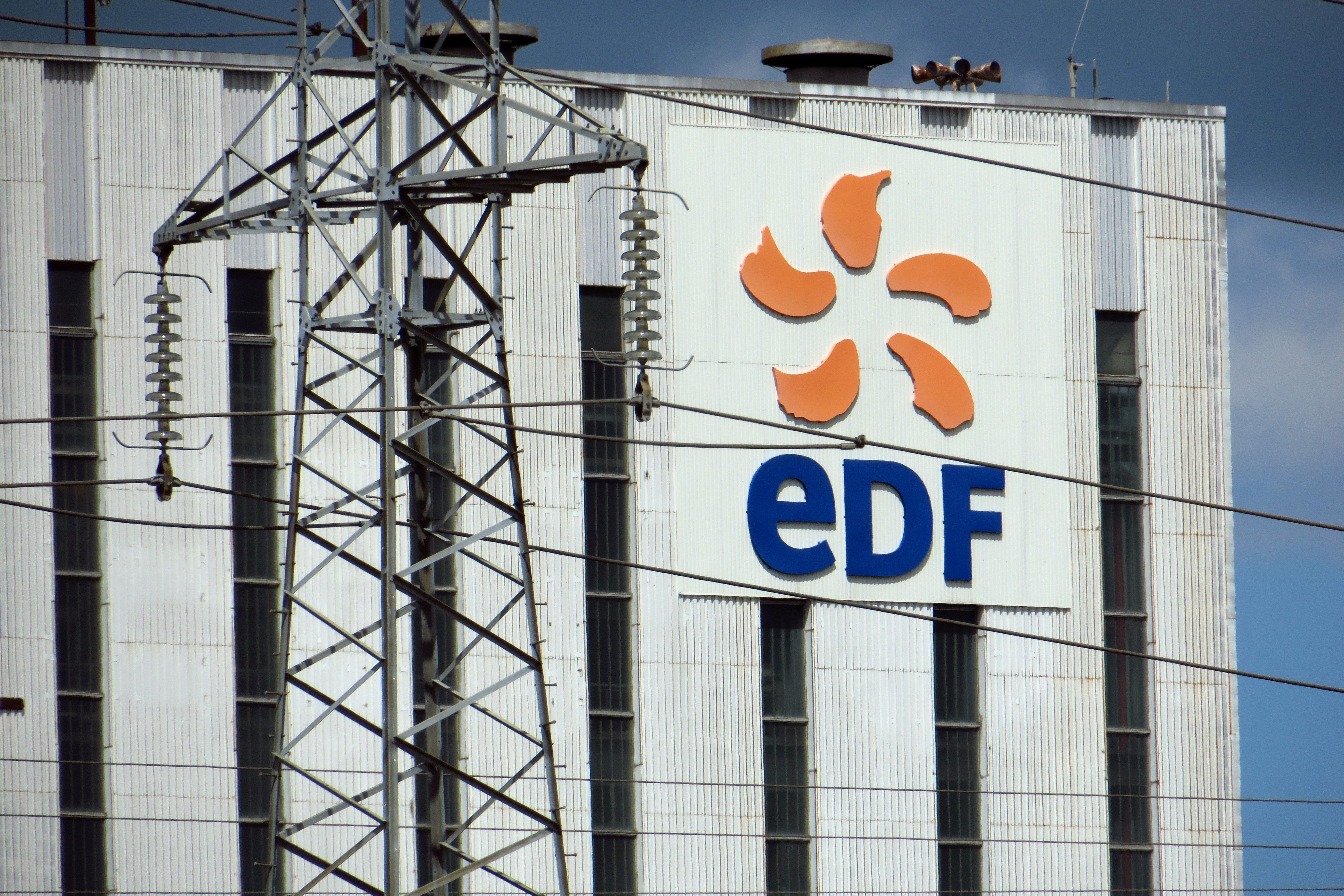 Plan de réorganisation chez EDF : près d'un quart des salariés en grève