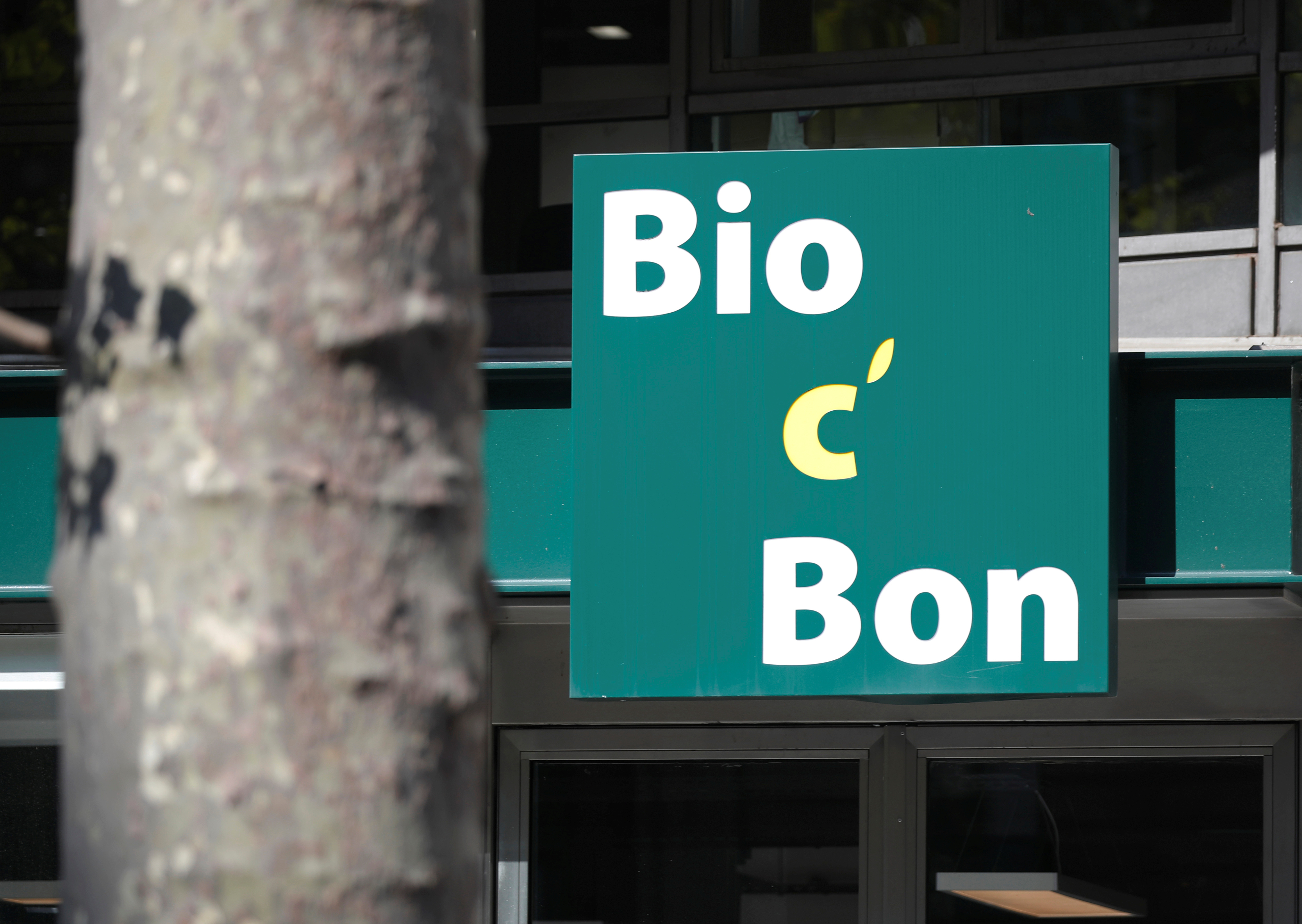 Carrefour met la main sur la centaine de points de vente Bio C'Bon