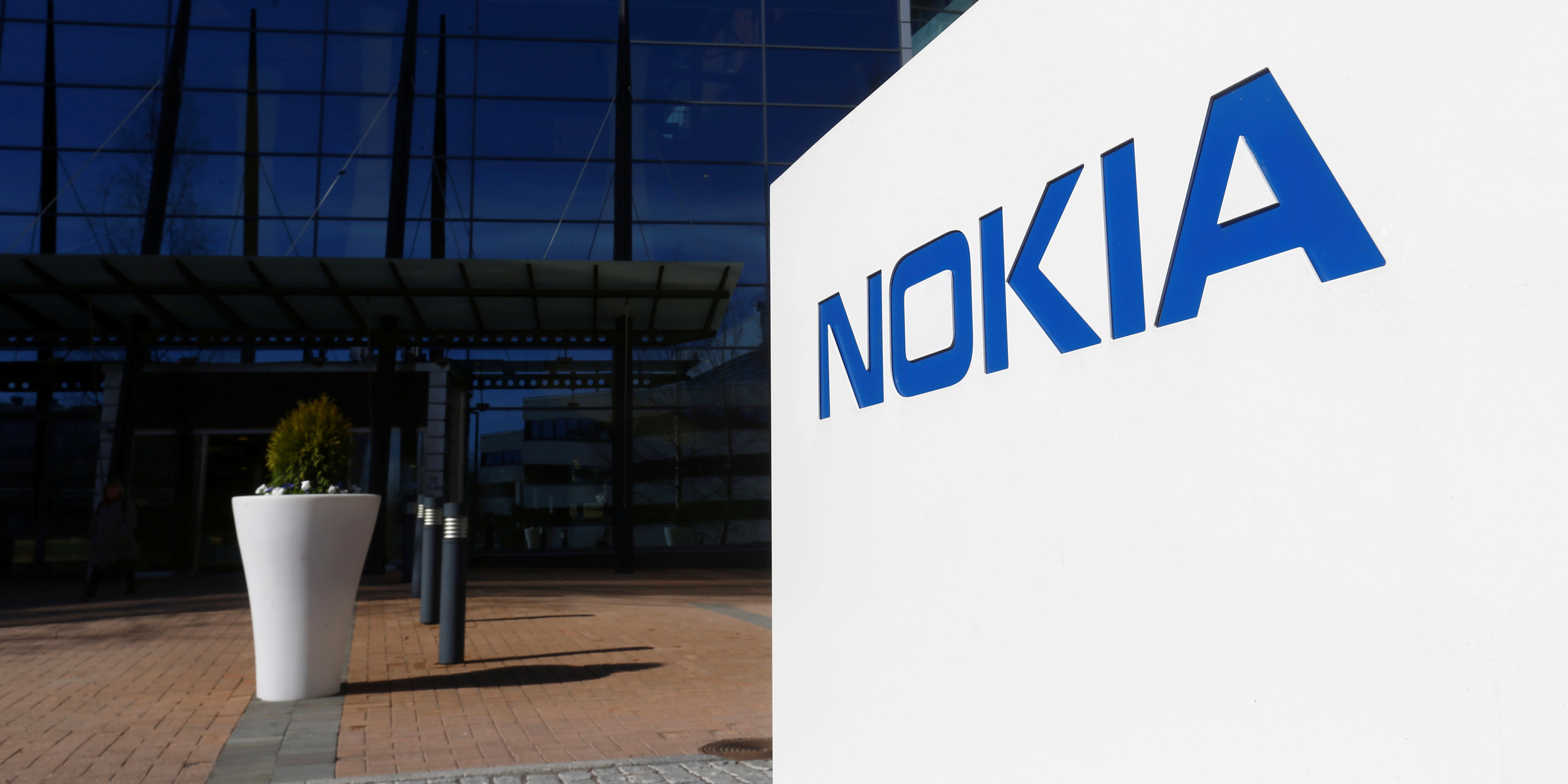 Suppressions de postes chez Nokia : les syndicats demandent à Macron de s'interposer