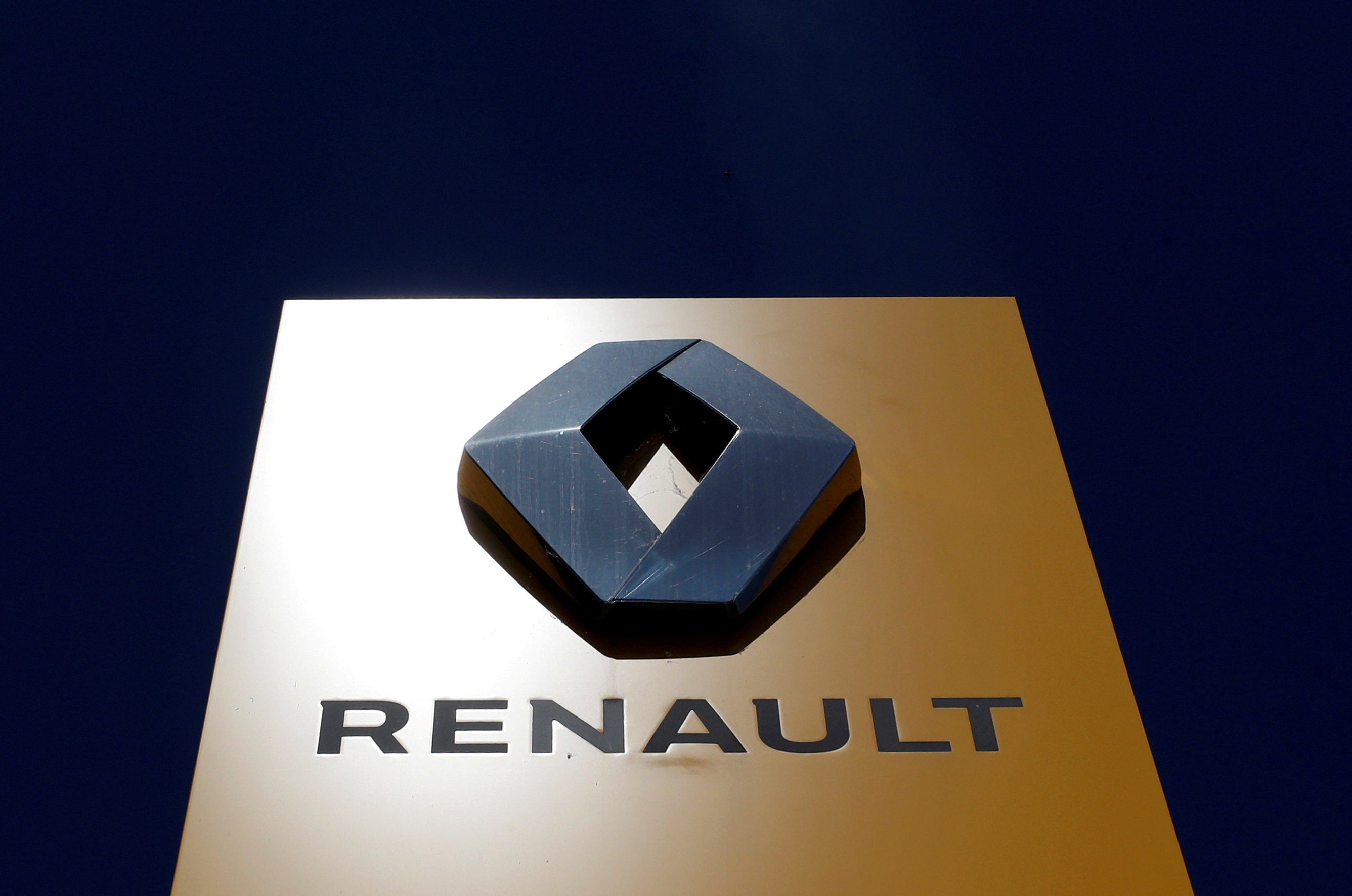 Les syndicats de Renault signent l'accord de suppressions de 2.500 postes en France