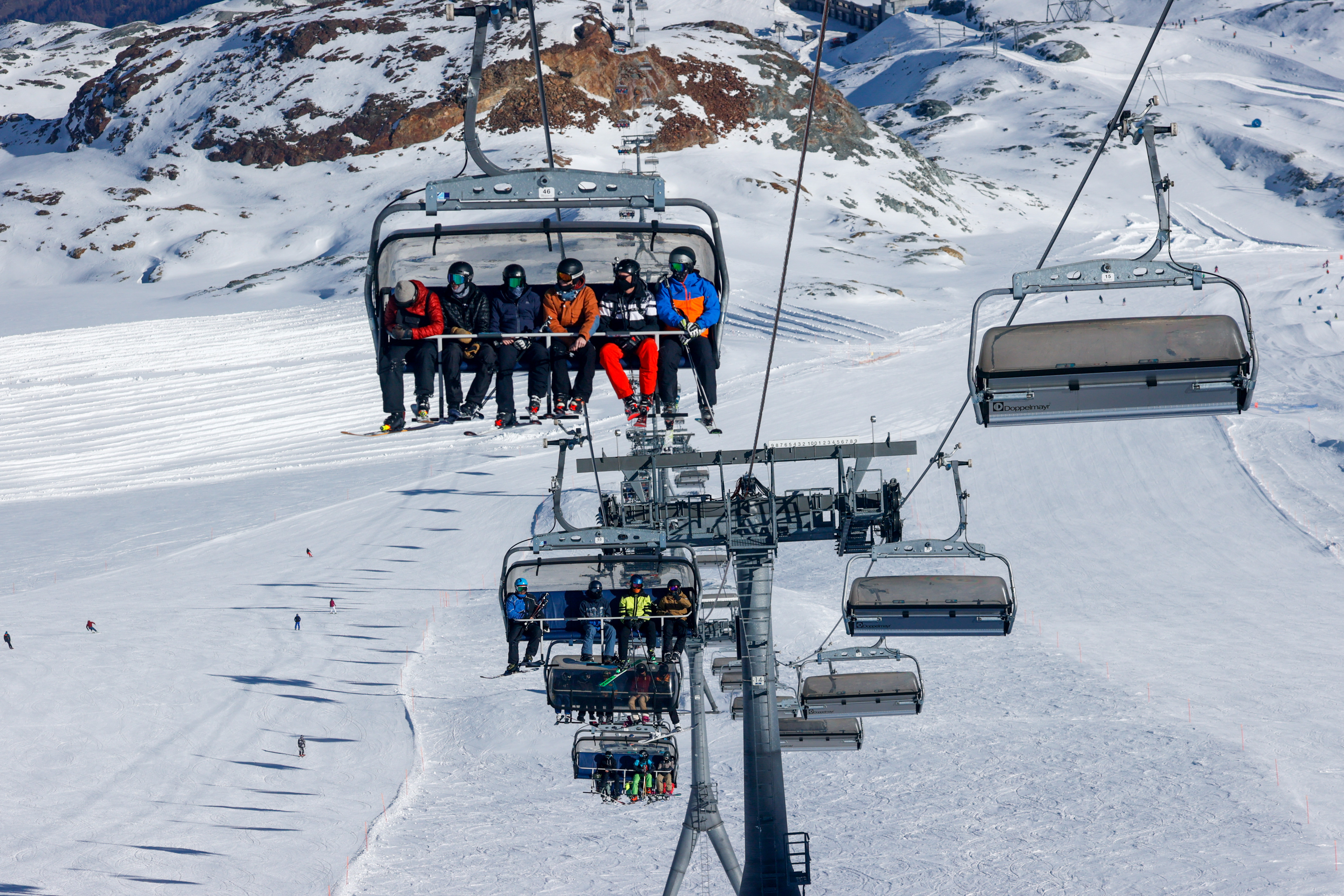 Ski : le masque sera obligatoire dans les files d'attente des remontées, annonce Castex