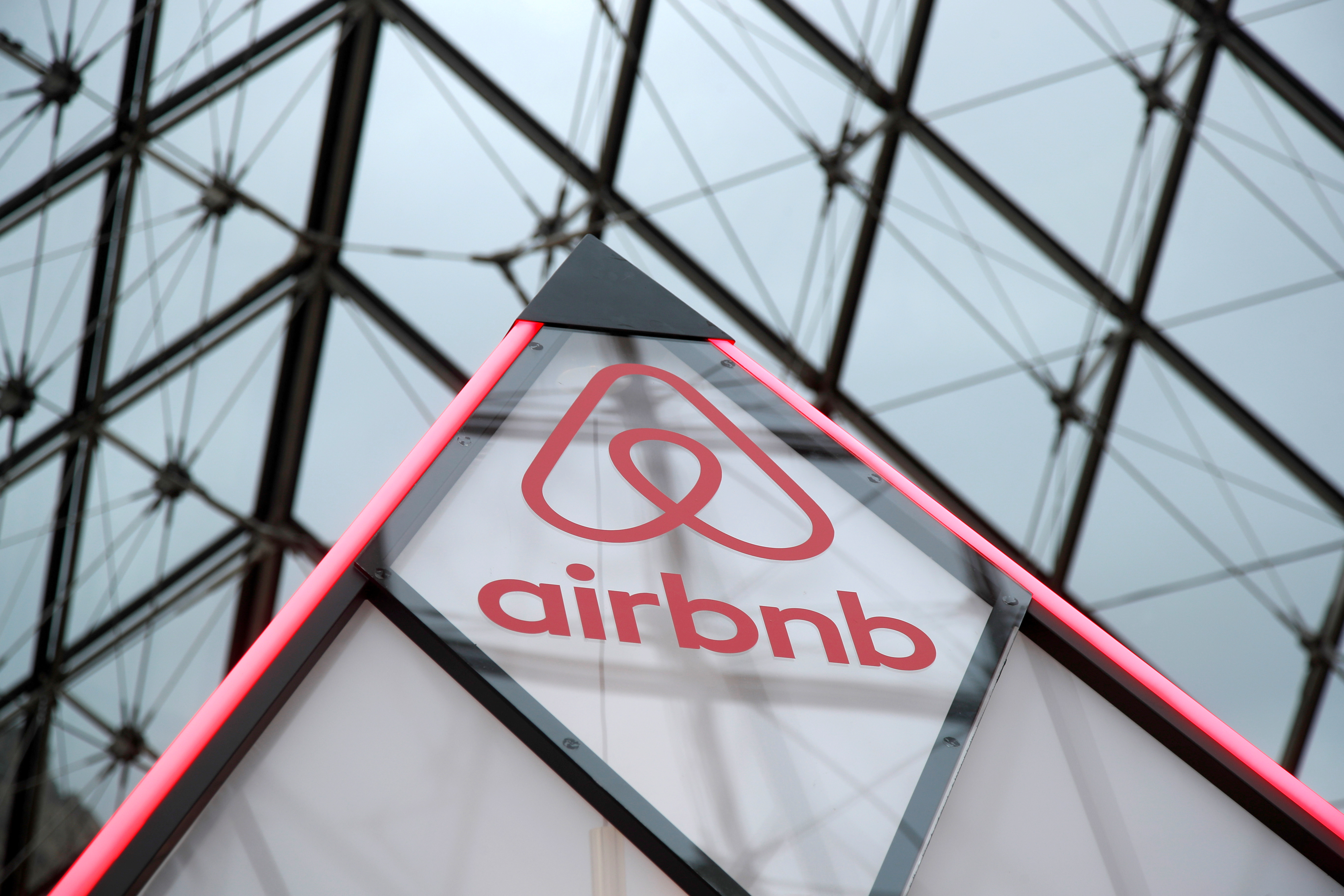 Airbnb entre en Bourse : comment le champion du tourisme s'est réinventé face à la crise