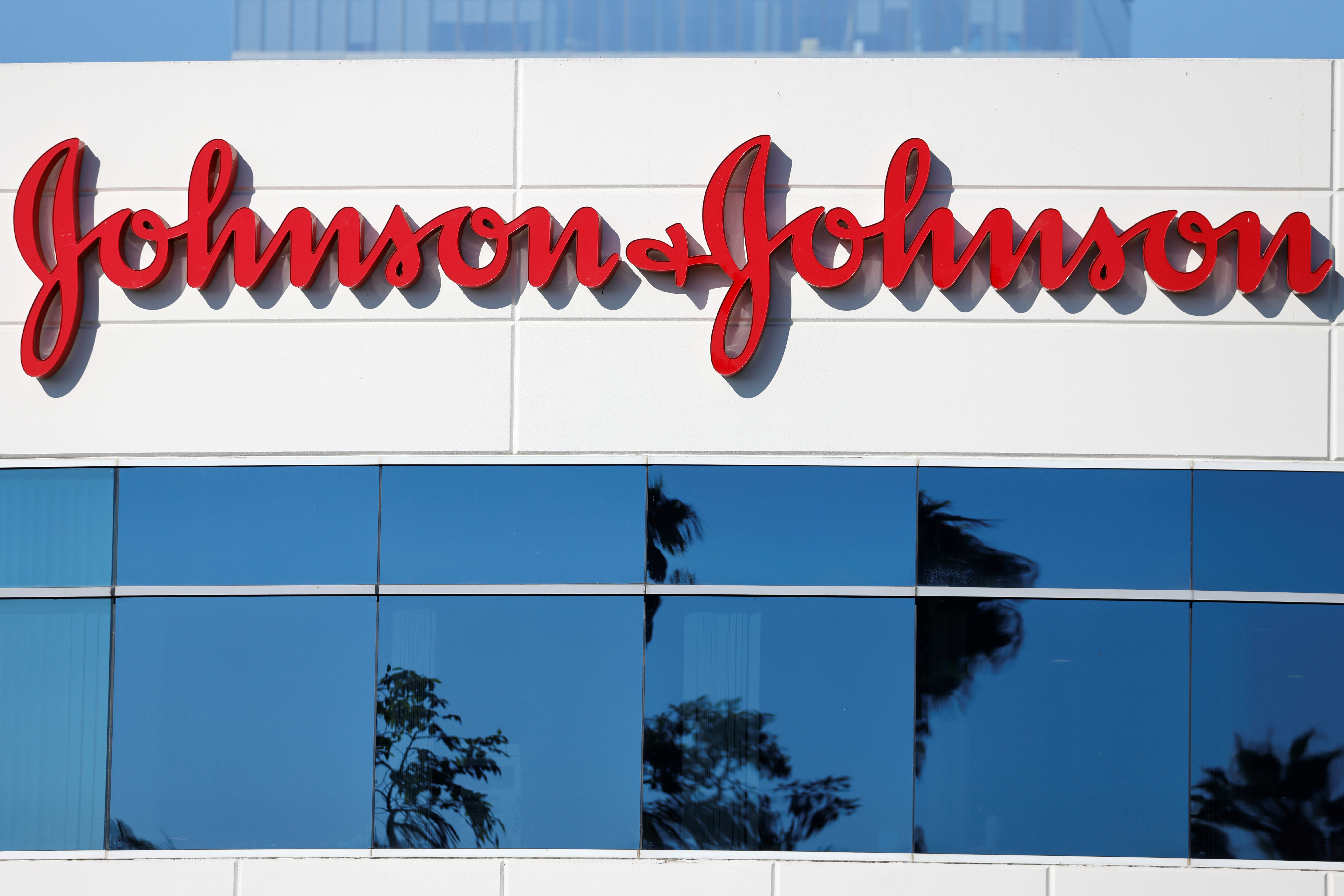 Après AstraZeneca, le régulateur européen étudie les caillots sanguins du Johnson & Johnson