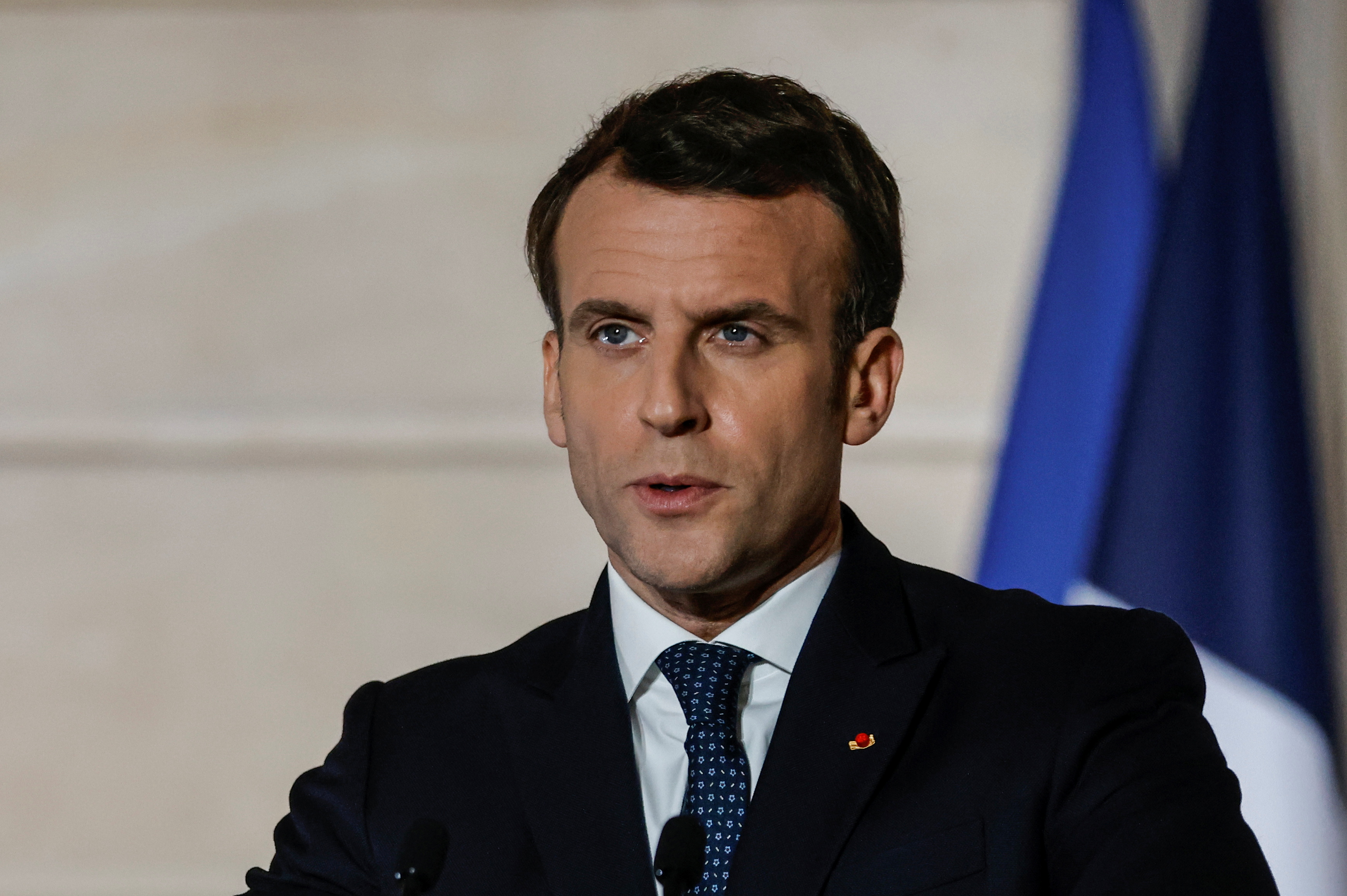 Aux jeunes, Emmanuel Macron demande de « tenir » encore « 4 à 6 semaines »