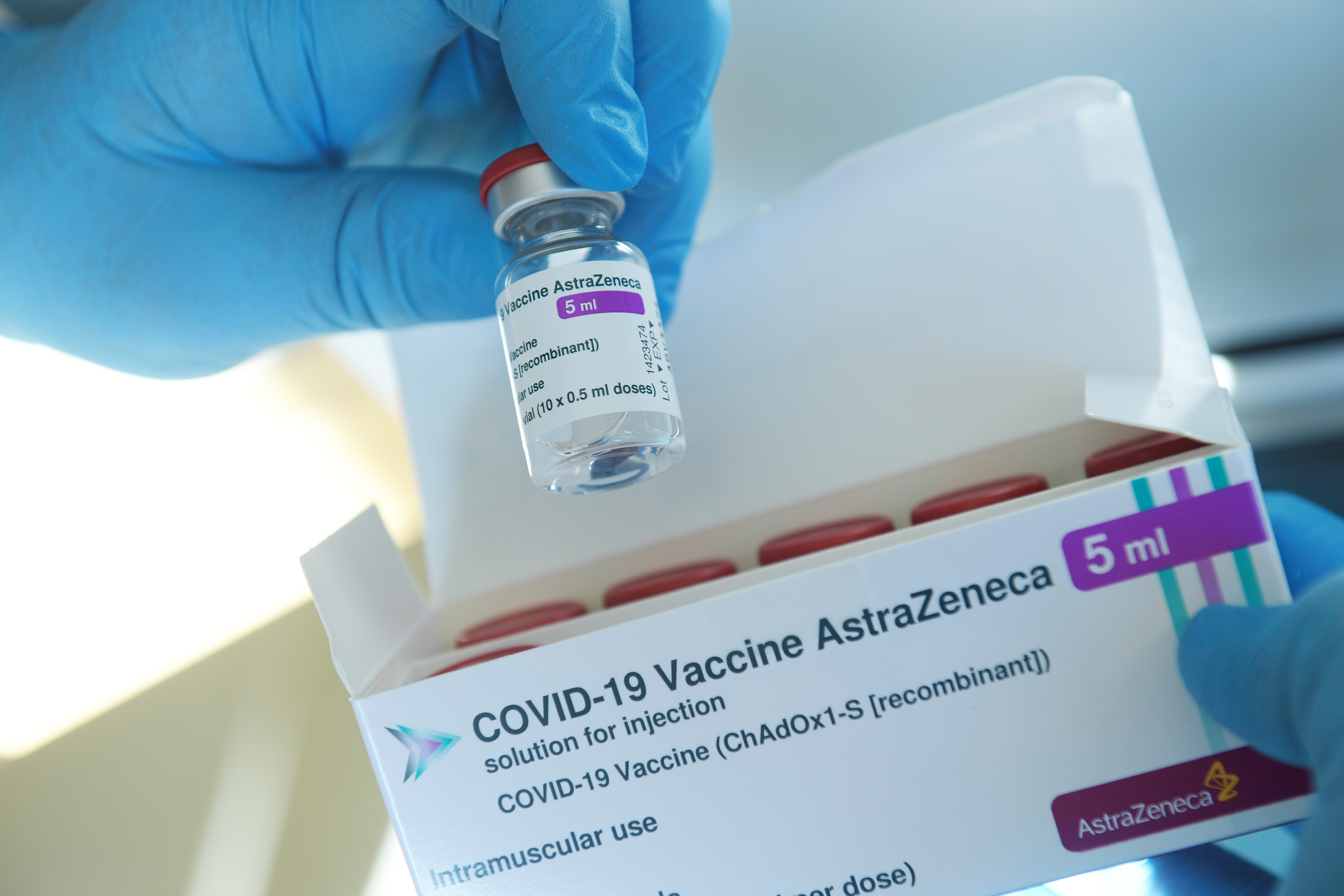 En pleine accélération de la vaccination, la France suspend le vaccin AstraZeneca pour au moins 24 heures