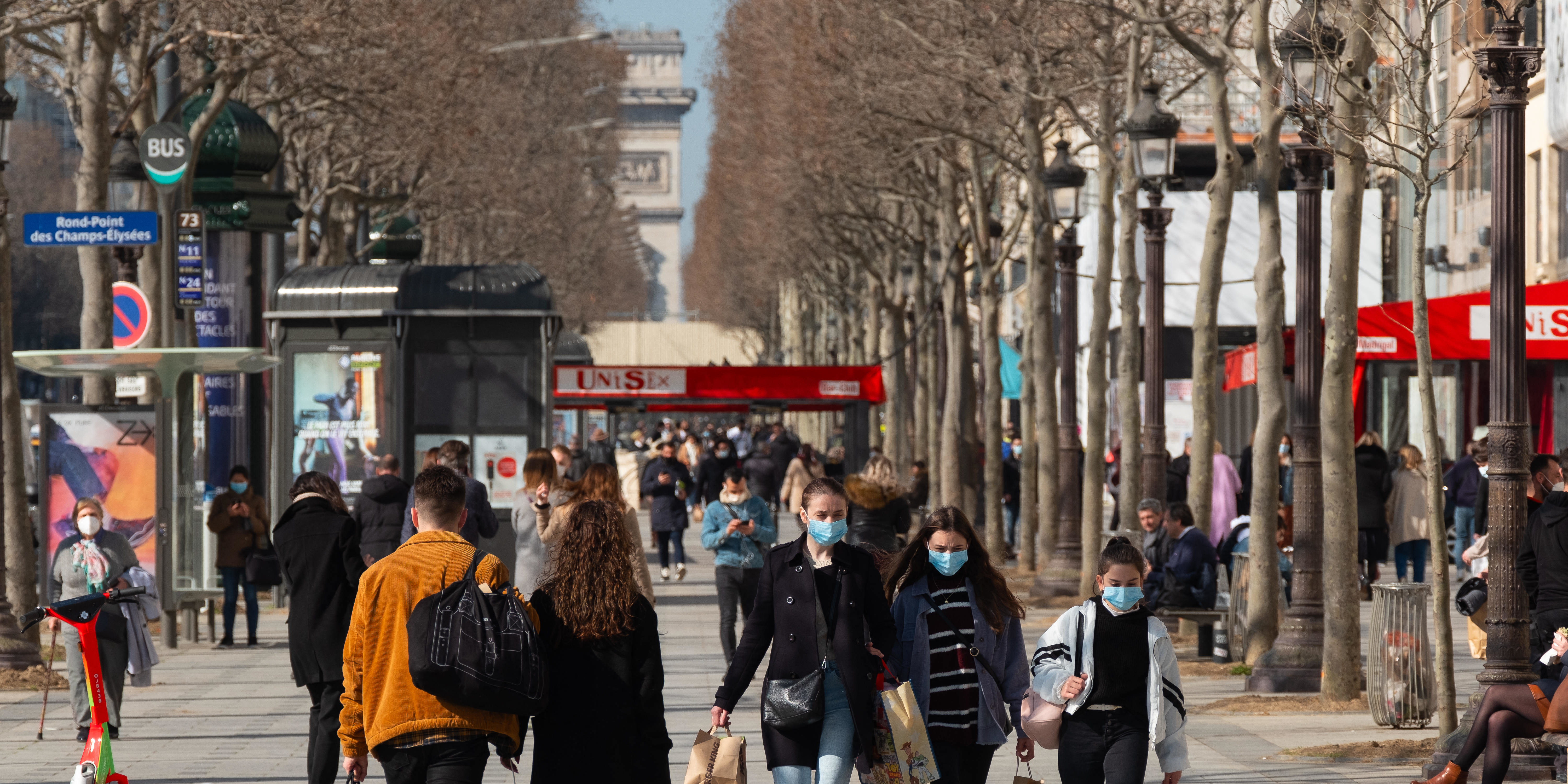 Confiner sans enfermer? Le gouvernement obligé d'expliciter