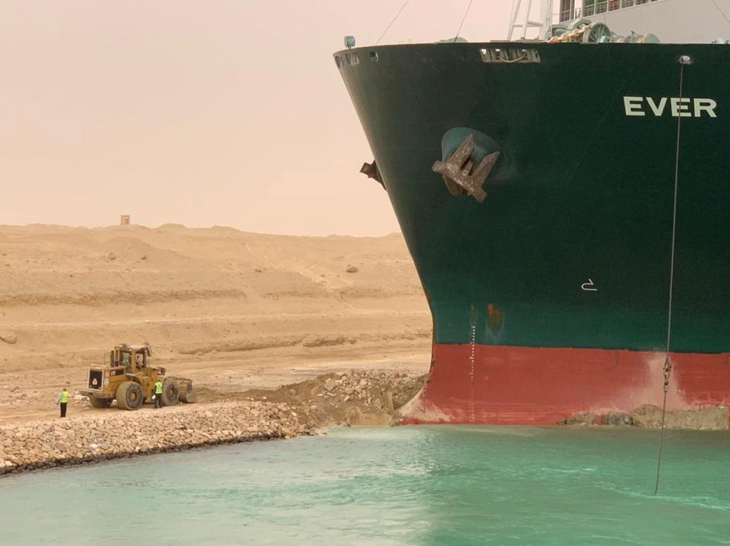 Le déblocage rapide du Canal de Suez évoqué : le commerce maritime retient son souffle