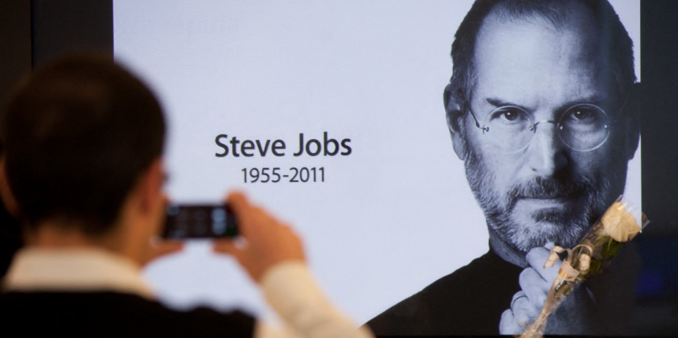 Steve Jobs, Christian Dior... À la rencontre de ces fantômes qui hantent les entreprises
