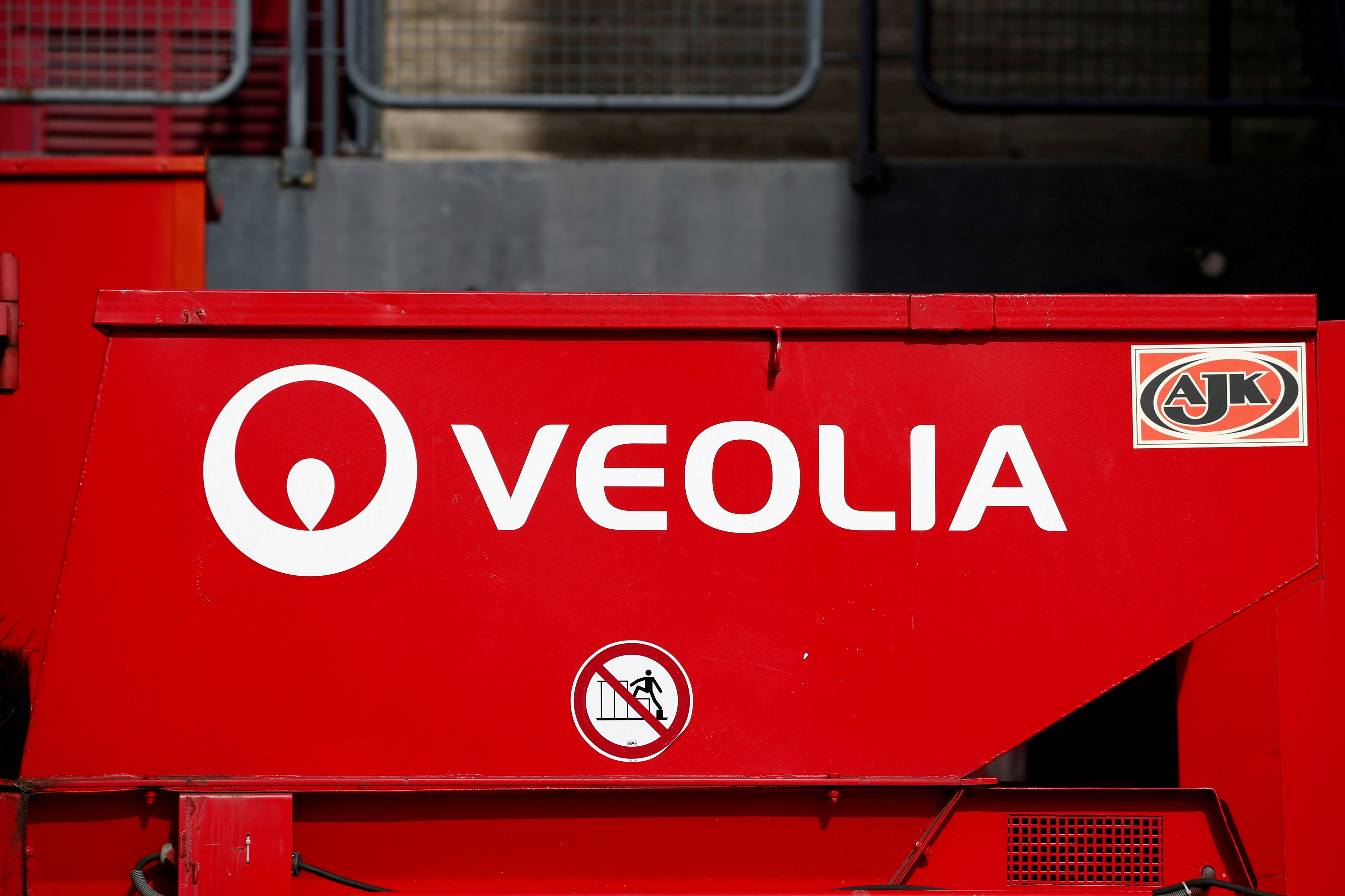 Veolia/Suez: des syndicats portent plainte pour « trafic d'influence » contre le secrétaire général de l'Elysée et le PDG de Veolia