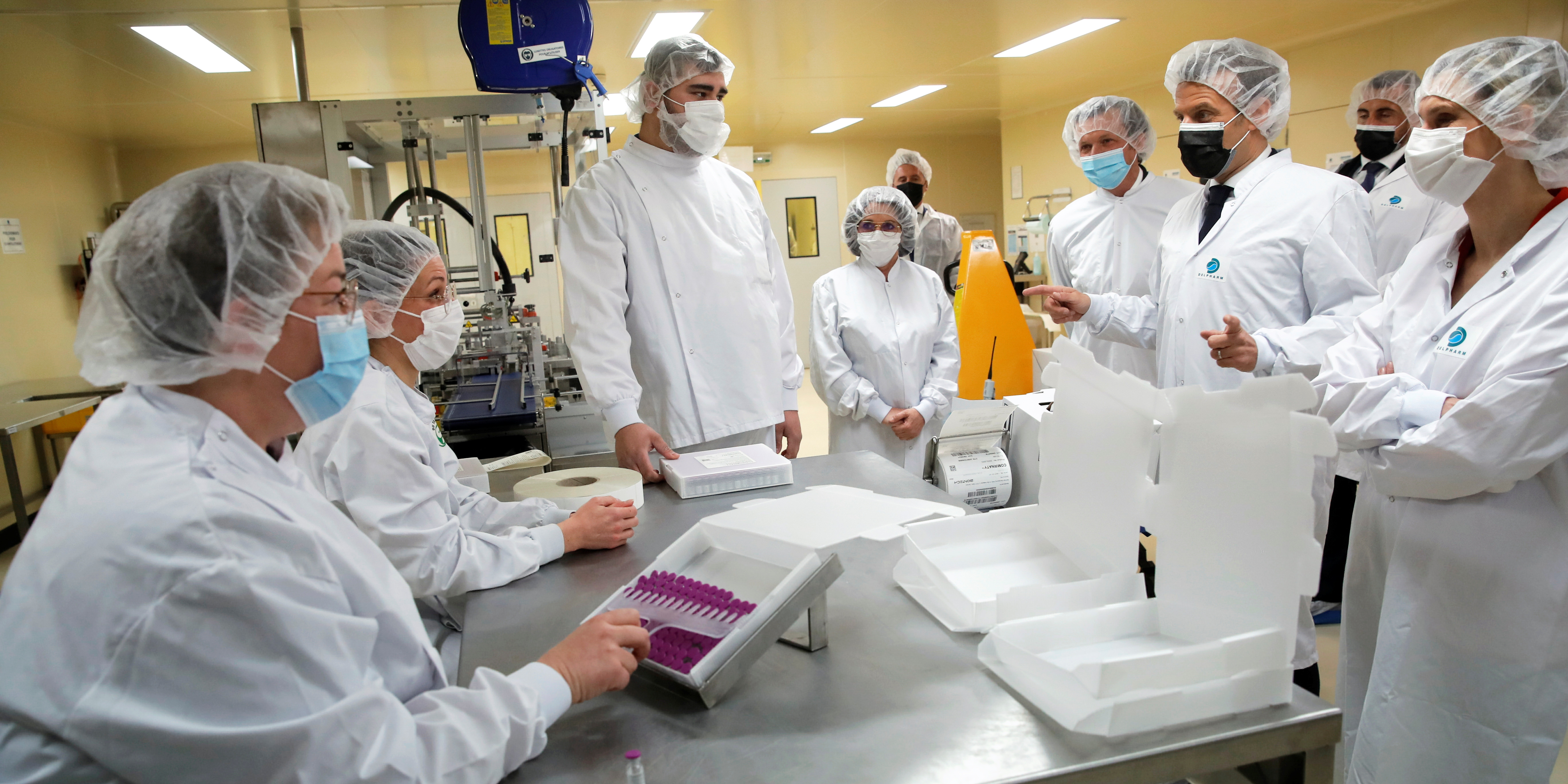 Macron visite l'usine Delpharm qui va mettre en flacons le vaccin Pfizer, une première en France