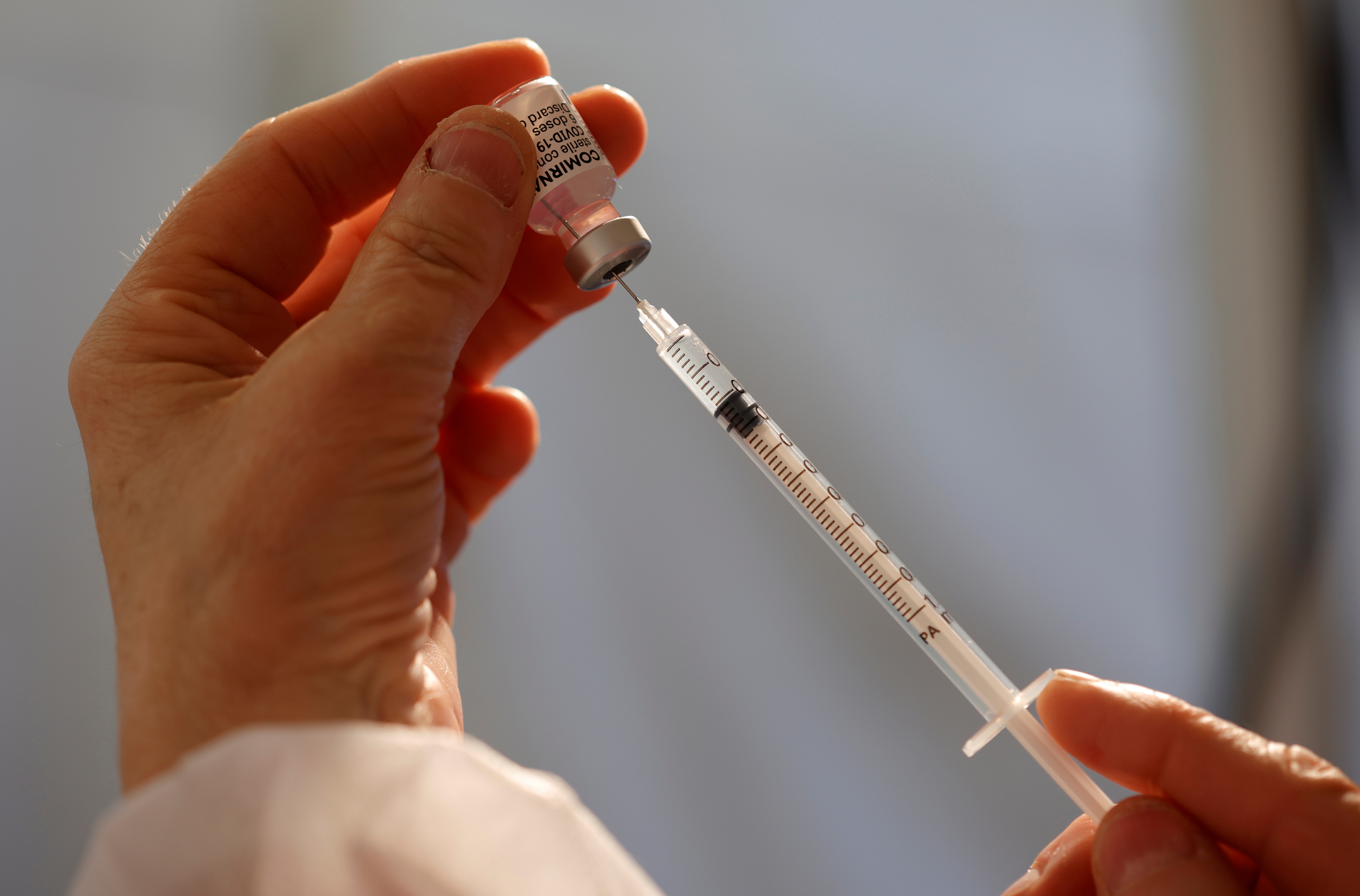 Une mystérieuse agence sollicite des influenceurs pour critiquer le vaccin Pfizer sur les réseaux
