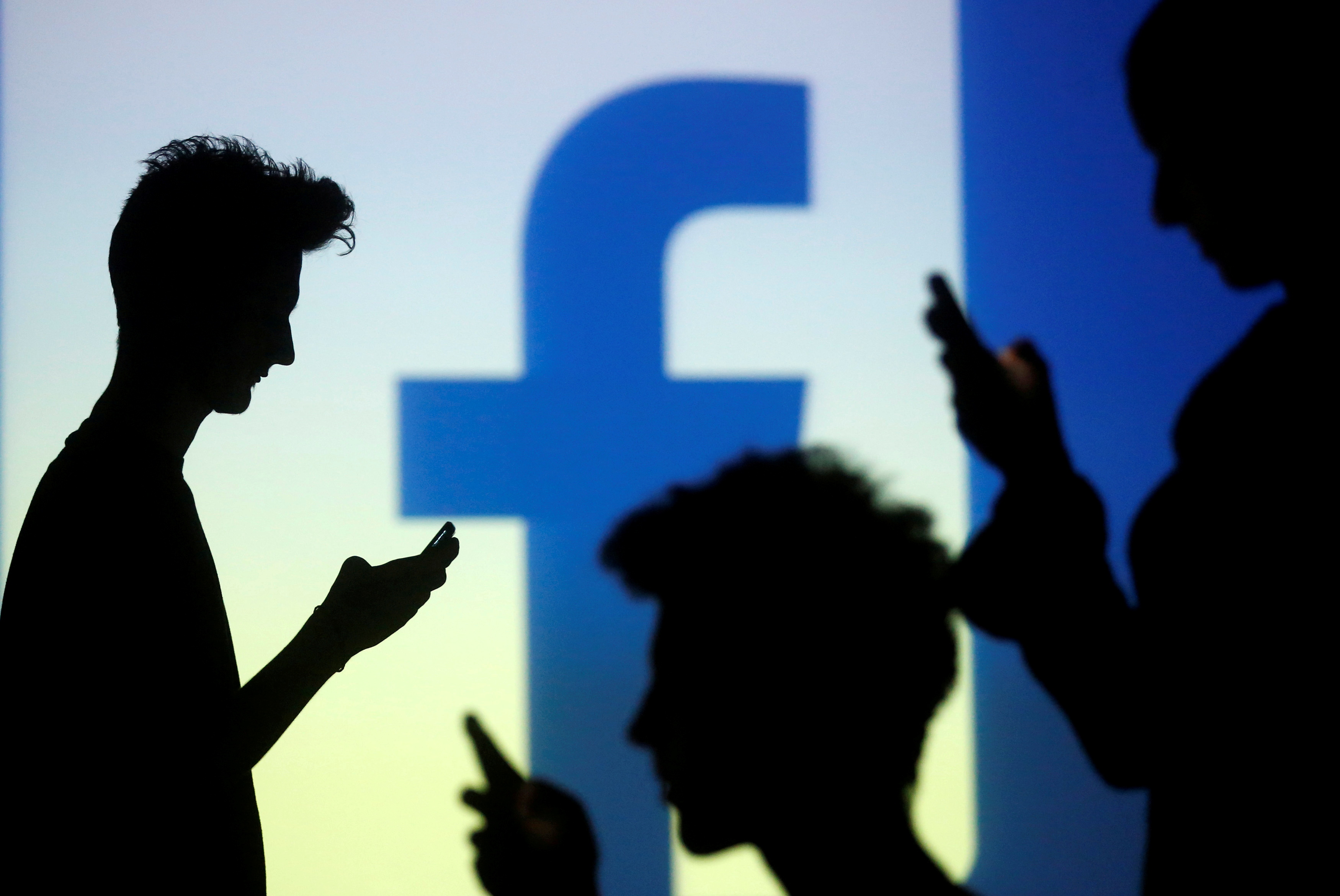 Haine en ligne : Facebook teste l'alerte des usagers sur les contenus extrémistes