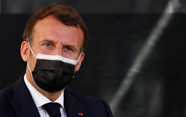 Tous les Français pourront se faire vacciner à partir du 10 mai, si des doses sont disponibles, annonce Macron