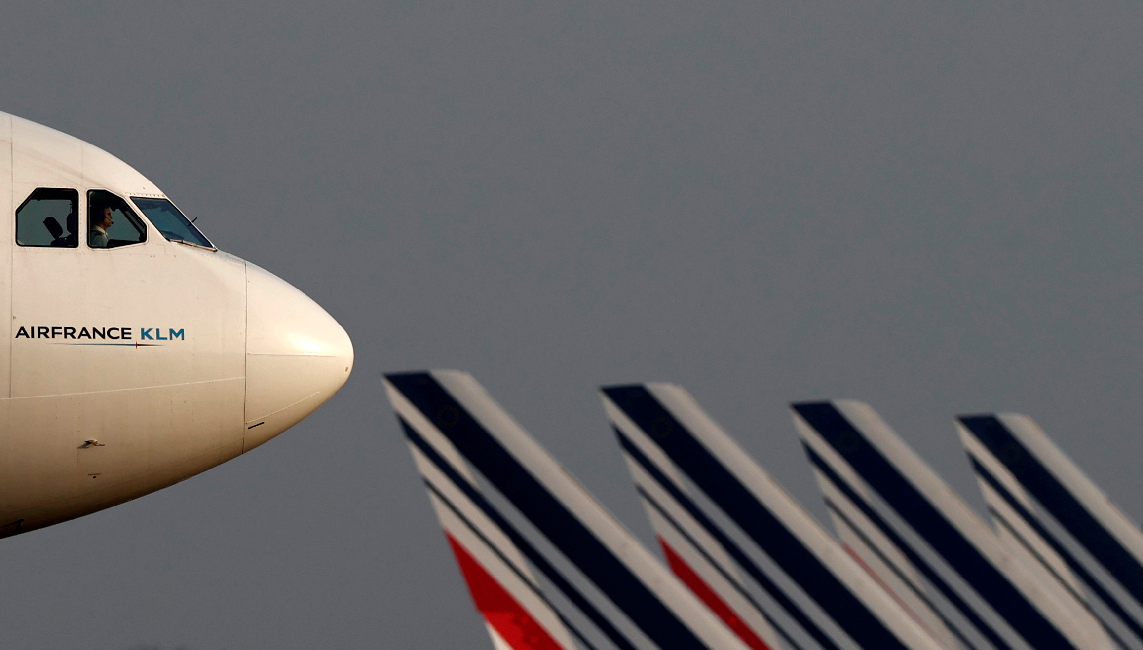 Air France-KLM, toujours en chute libre au premier trimestre, mise sur cet été