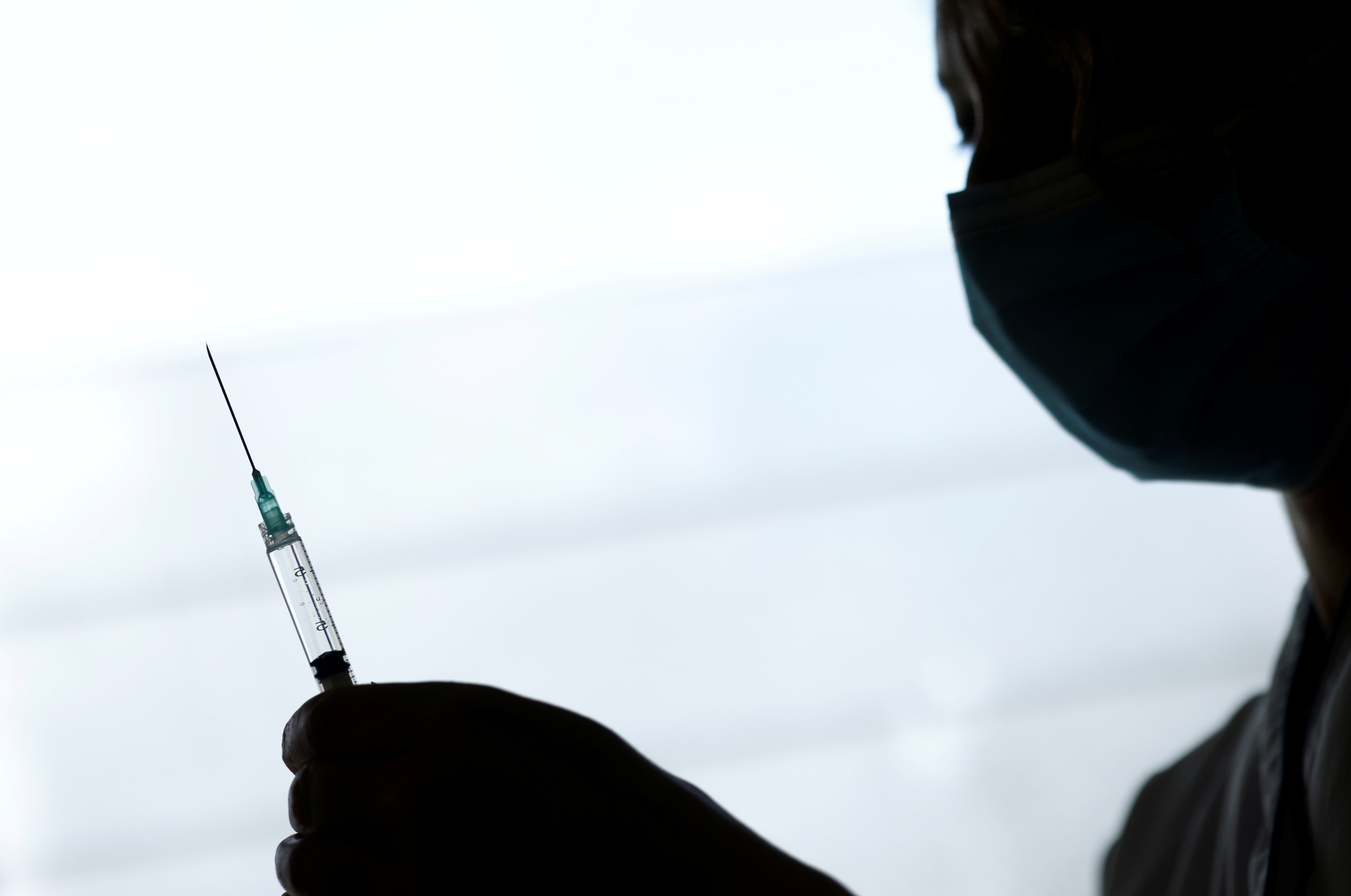 La vaccination s'ouvre à tous les Français, le stock de doses est-il suffisant ?