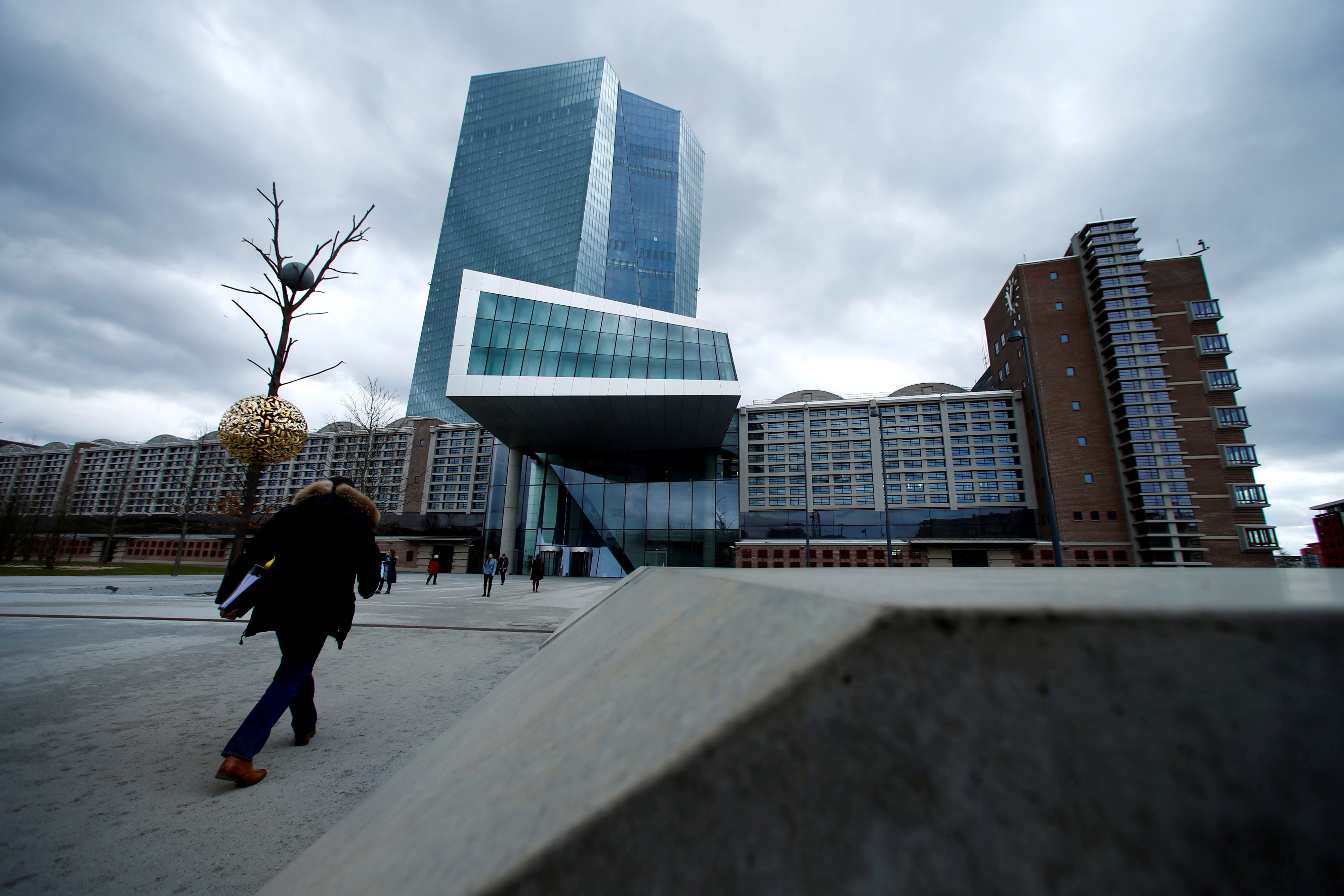 Les grandes banques européennes s'exposent trop aux risques, alerte la BCE