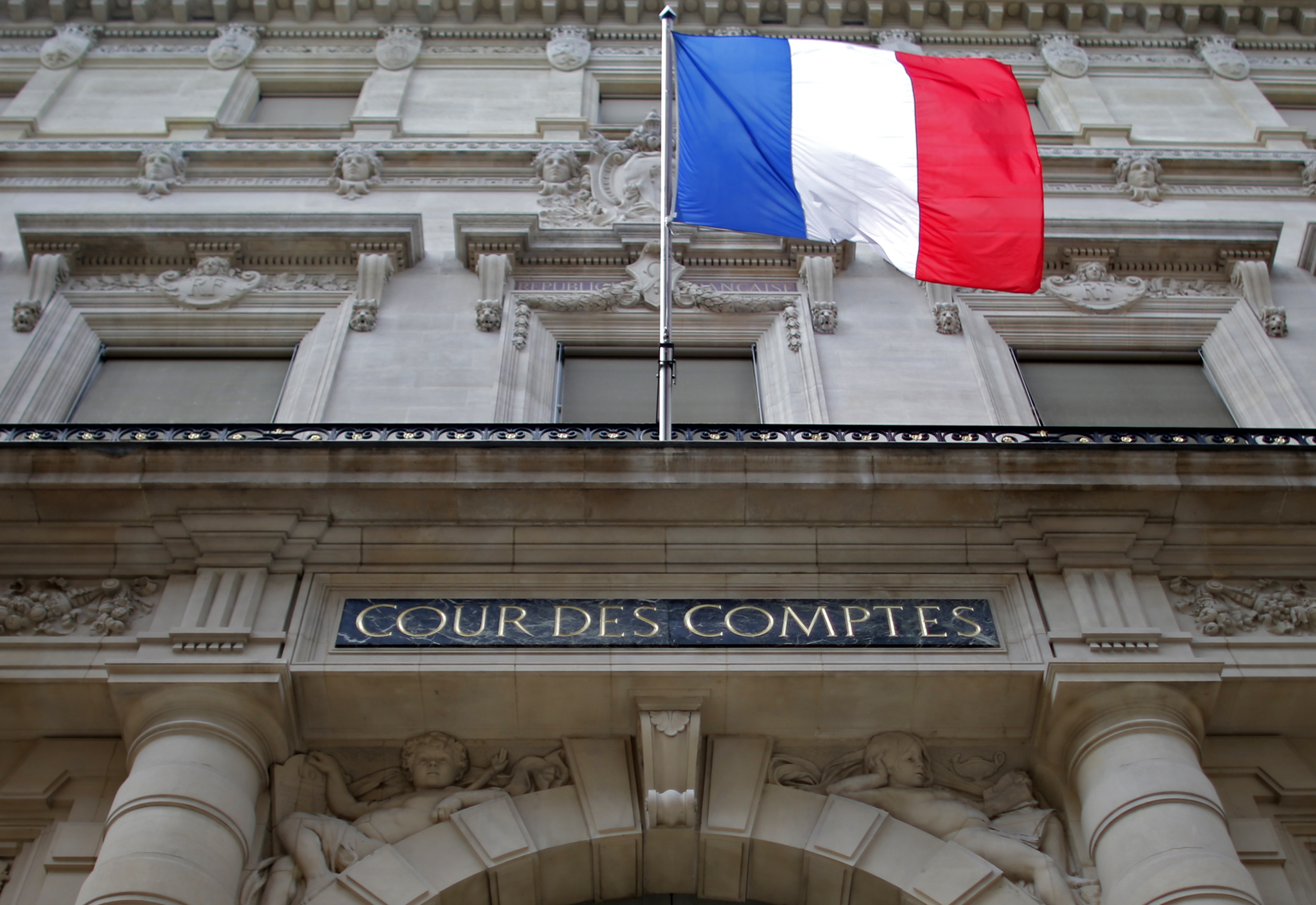Dopée au « quoi qu'il en coûte », la France peut prendre le temps de corriger son déficit, juge la Cour des comptes